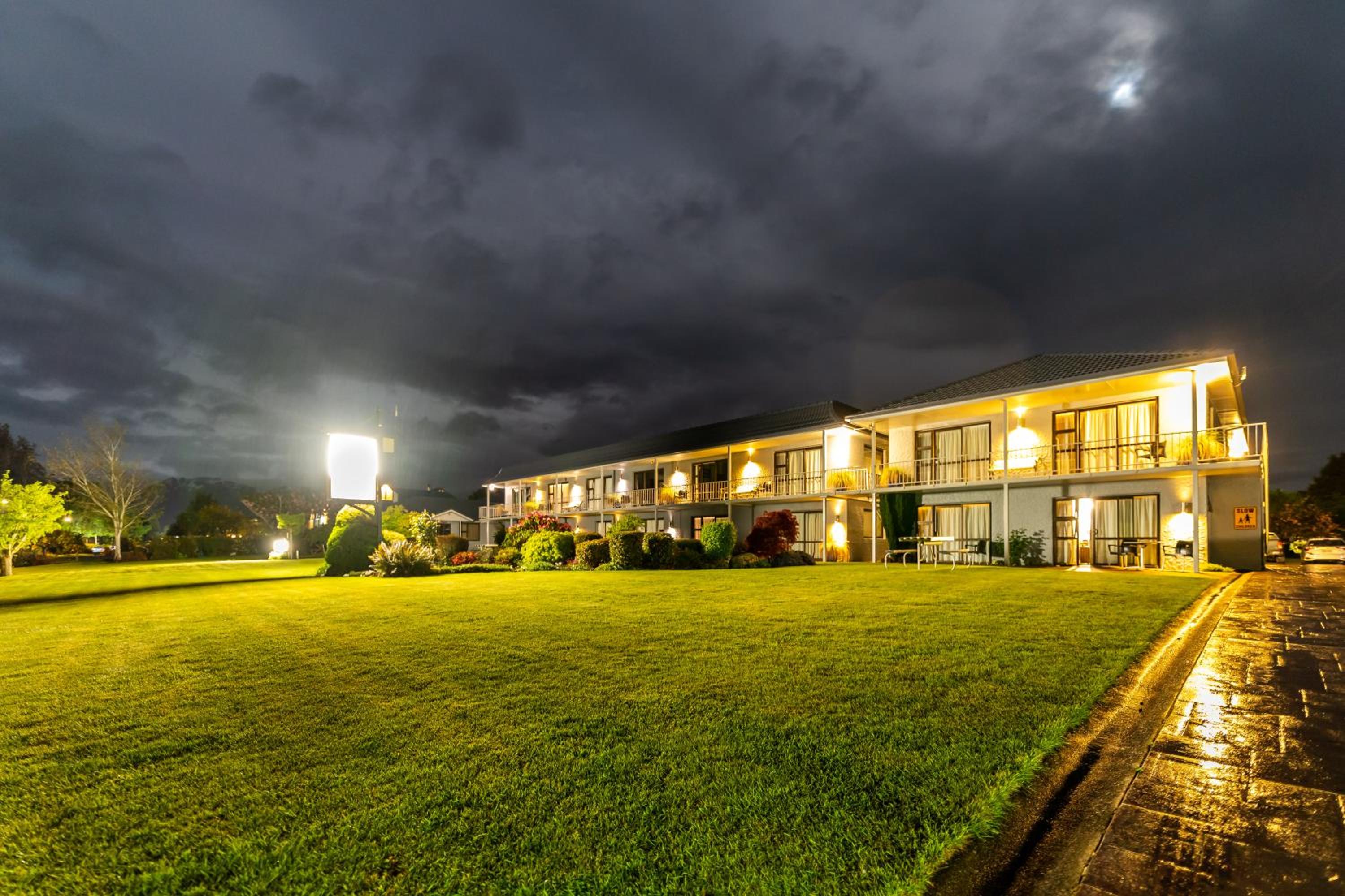Lakeside Motel & Apartments