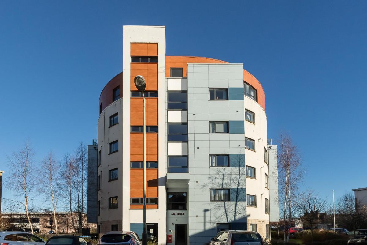 Hotel THE BROCH, Ground Floor City Centre Apartment, sleeps 6 - Image 1
