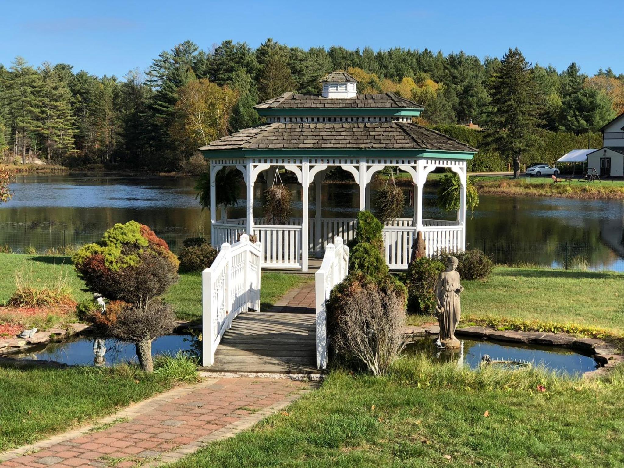 Sara Placid Inn & Suites