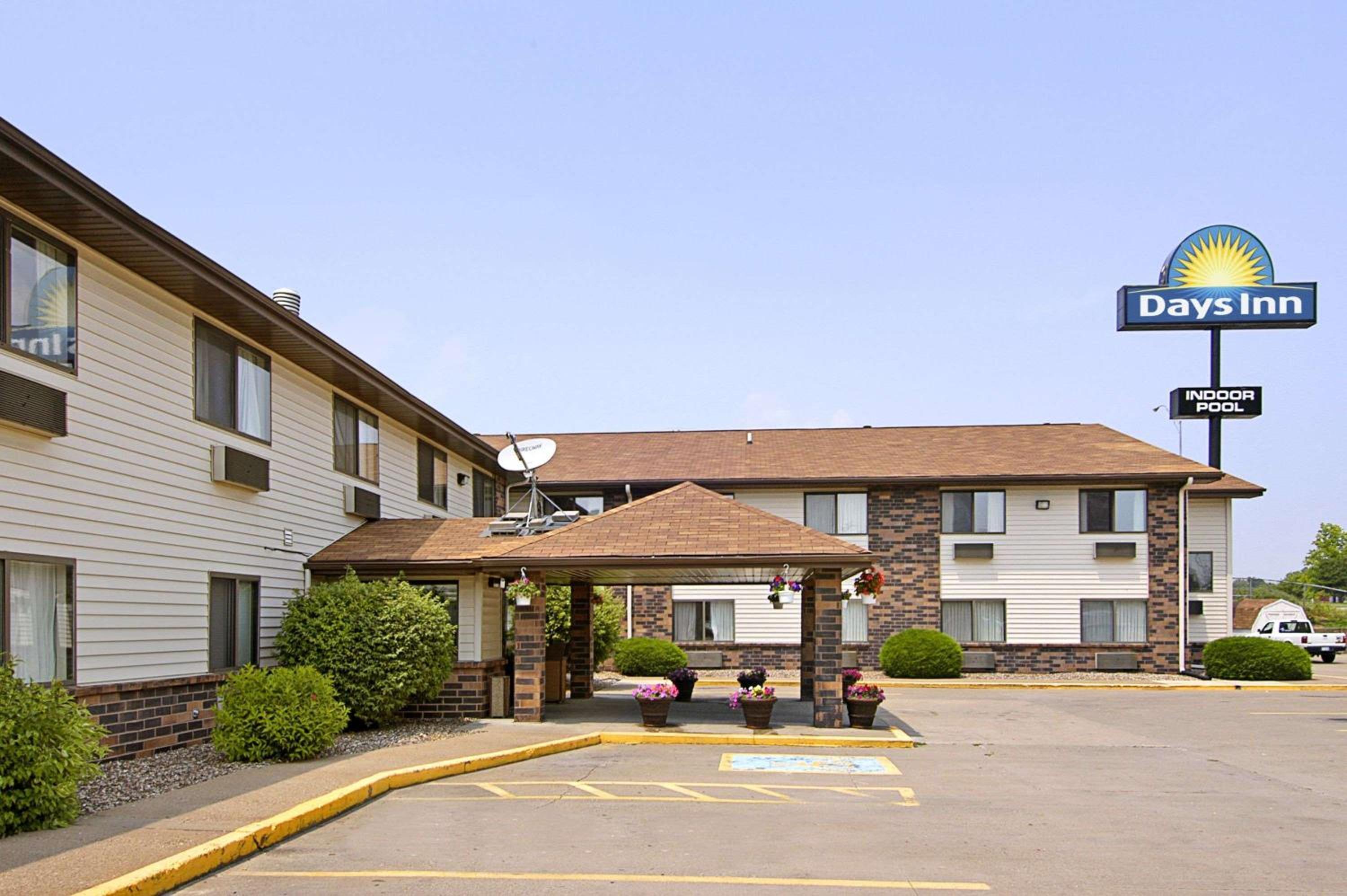 Hotel Days Inn & Suites by Wyndham Davenport East - Image 1