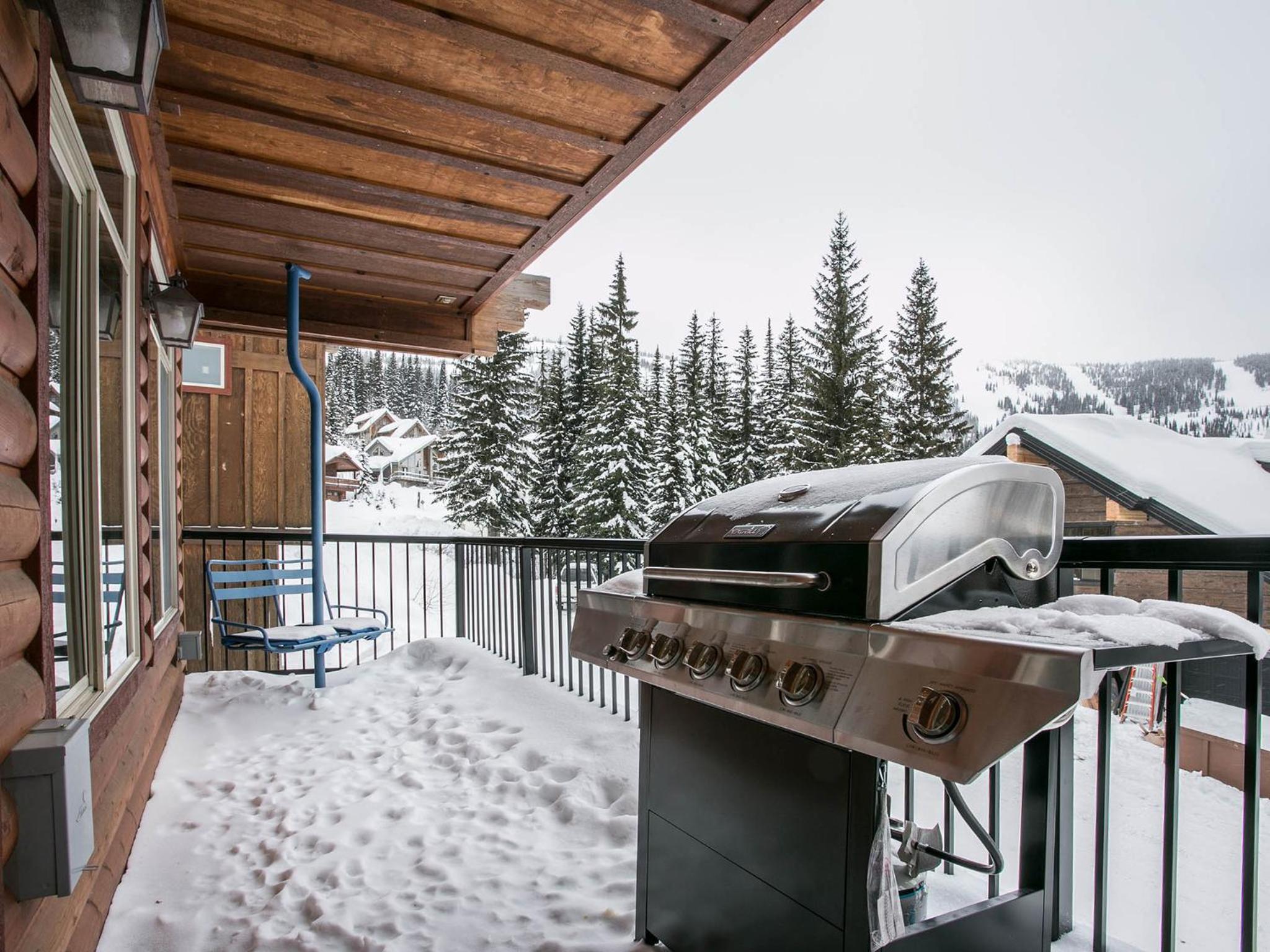 Spacious Sandpoint Chalet with Hot Tub Views view 3