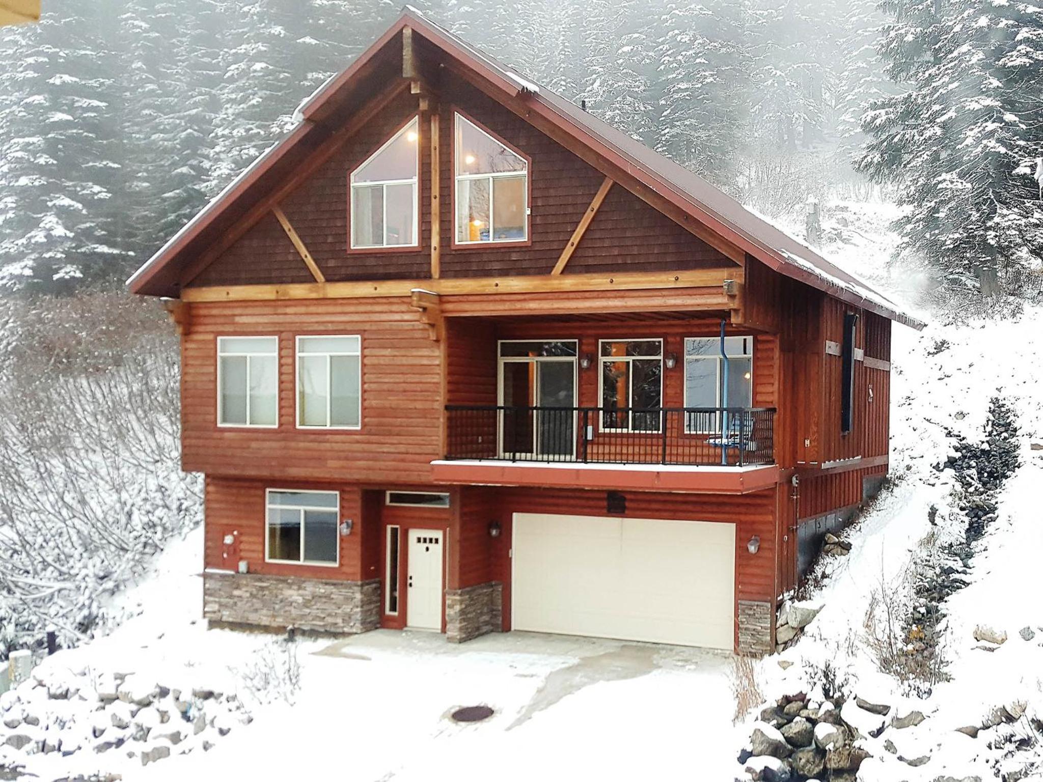 Spacious Sandpoint Chalet with Hot Tub Views view 2