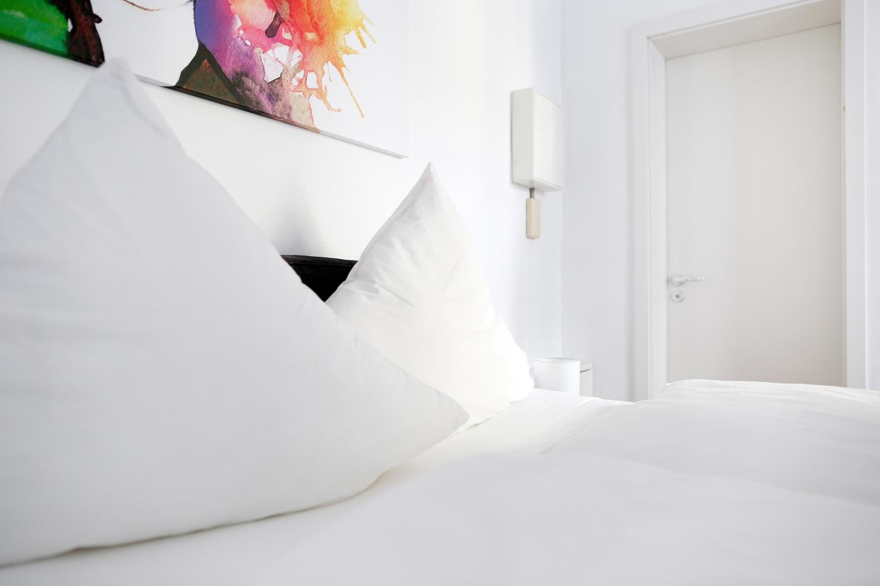 SWINE by ROCKCHAIR Apartments l SUPERHOST Status l Cozy Family & Business Flair in City Center 