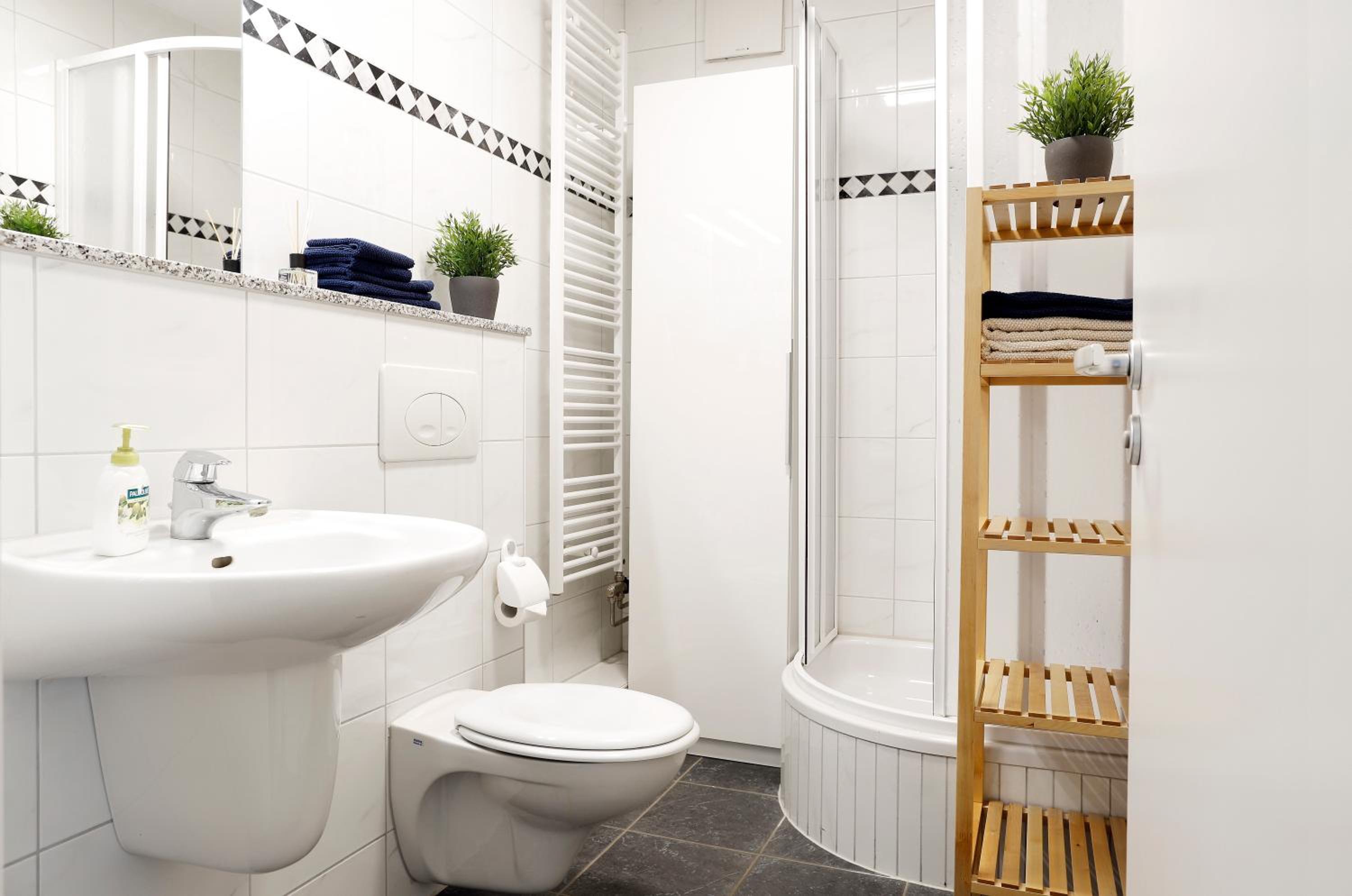 SWINE by ROCKCHAIR Apartments l SUPERHOST Status l Cozy Family & Business Flair in City Center 