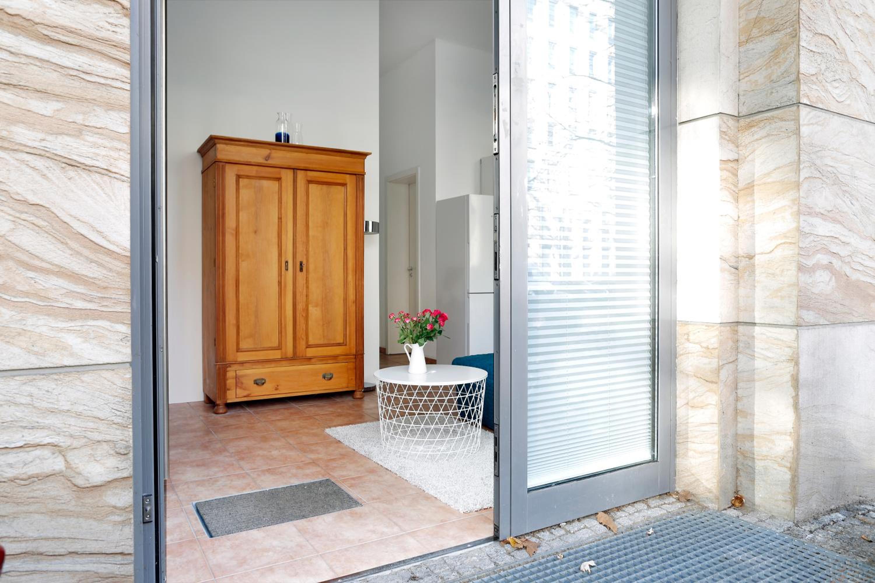 SWINE by ROCKCHAIR Apartments l SUPERHOST Status l Cozy Family & Business Flair in City Center 
