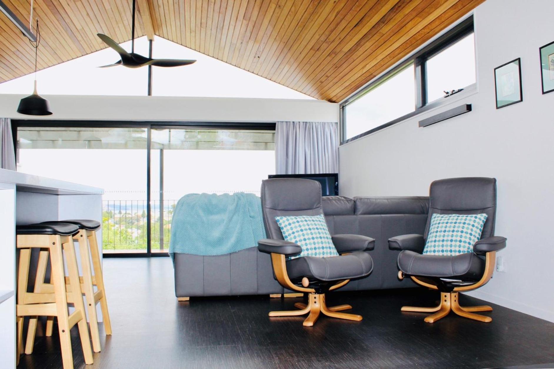 Omaroo House - panoramic water views