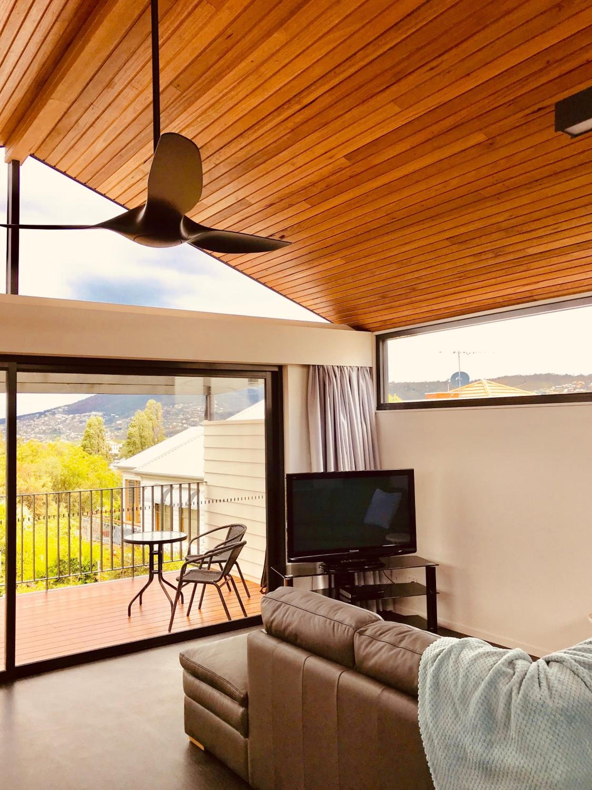 Omaroo House - panoramic water views
