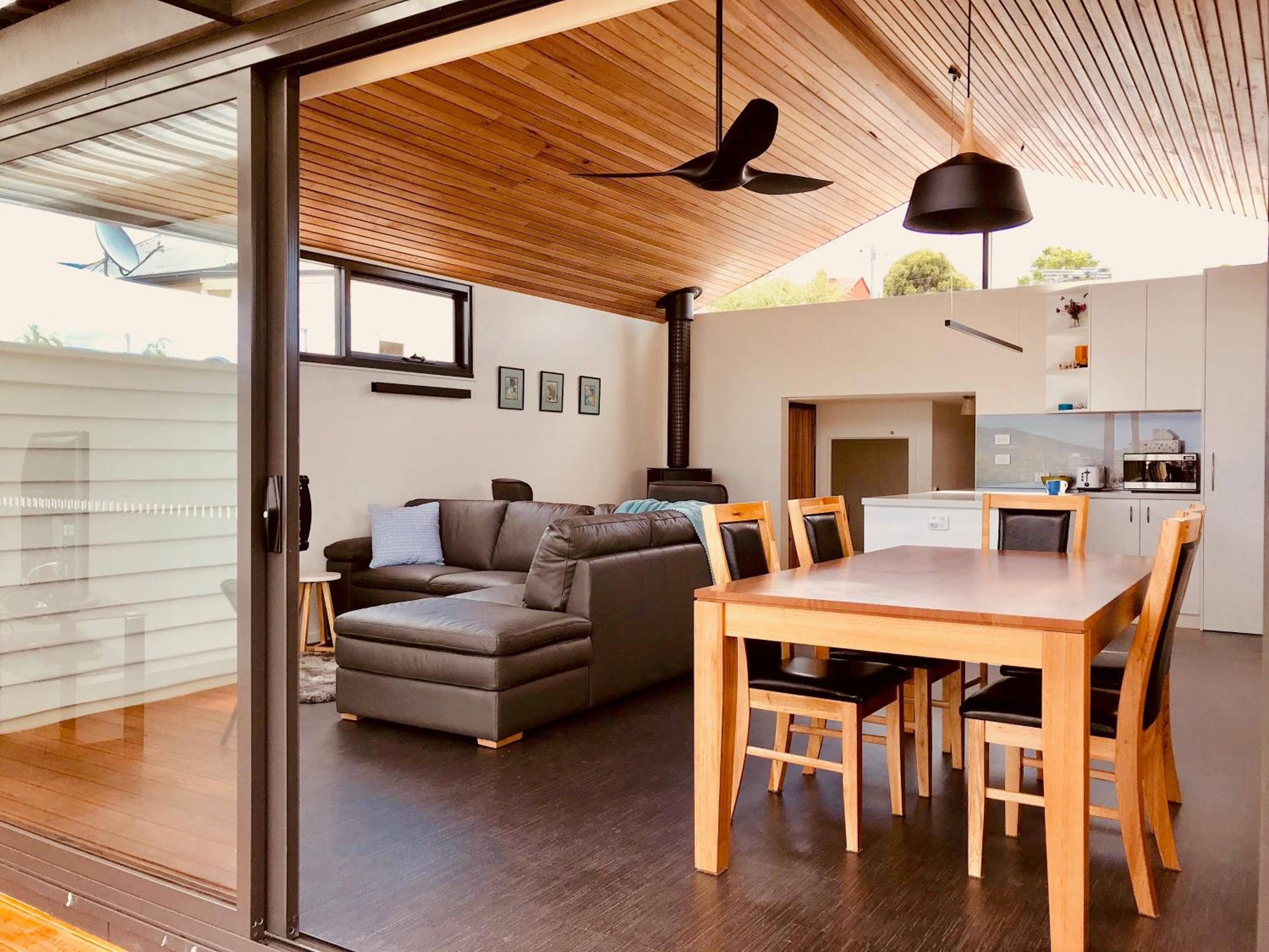 Omaroo House - panoramic water views