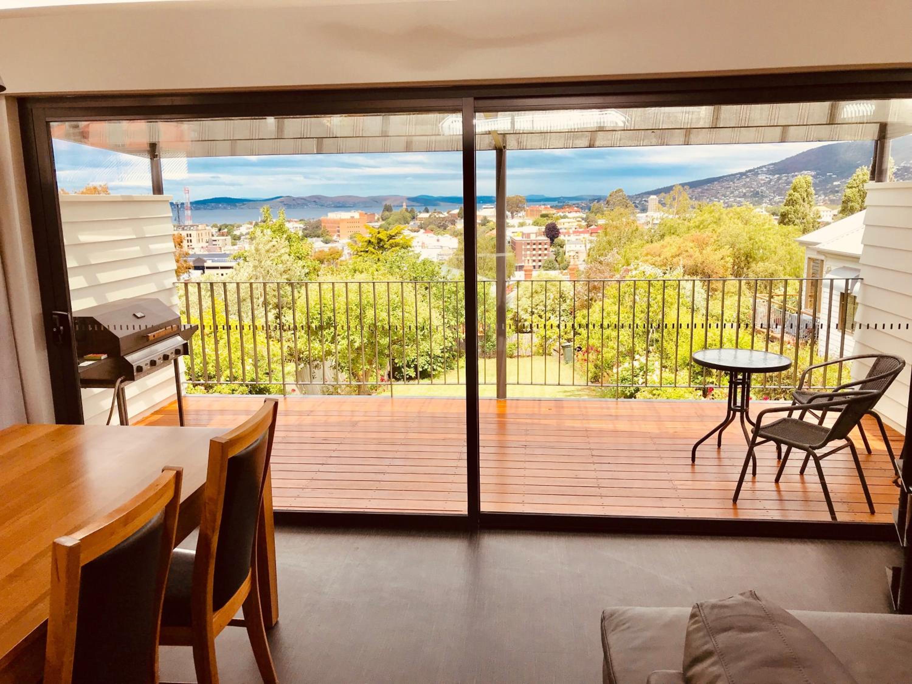 Omaroo House - panoramic water views