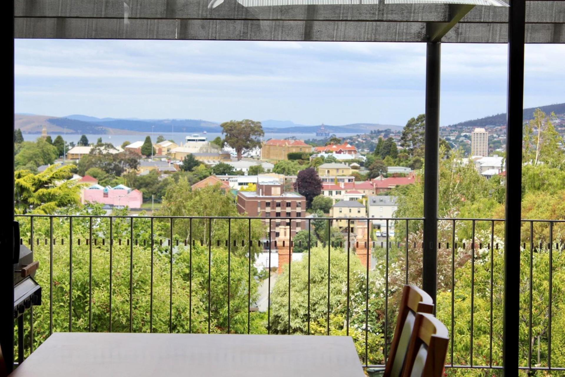 Omaroo House - panoramic water views