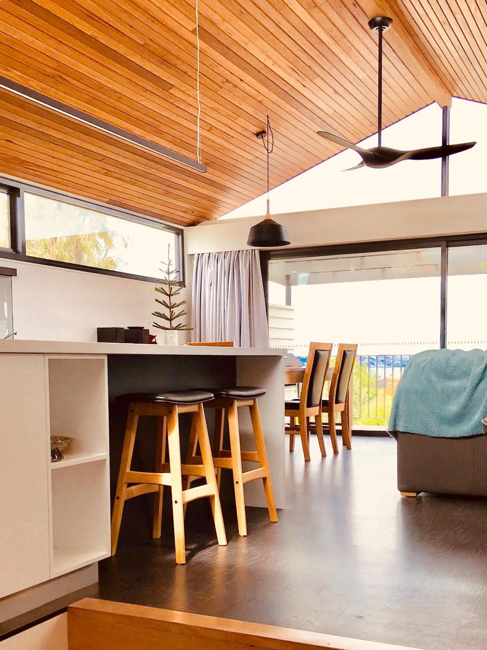 Omaroo House - panoramic water views