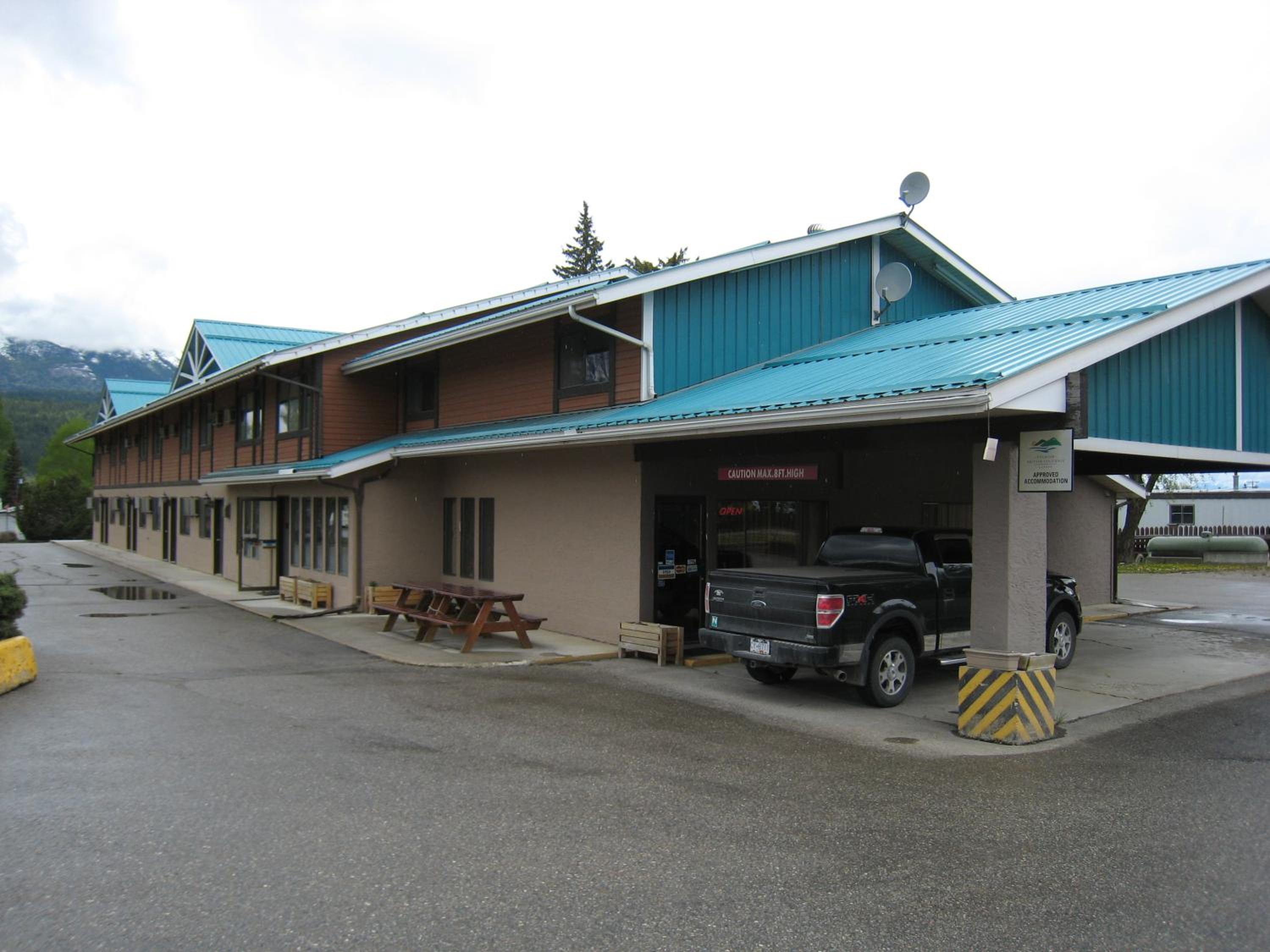 Swiss Village Inn - Image 2