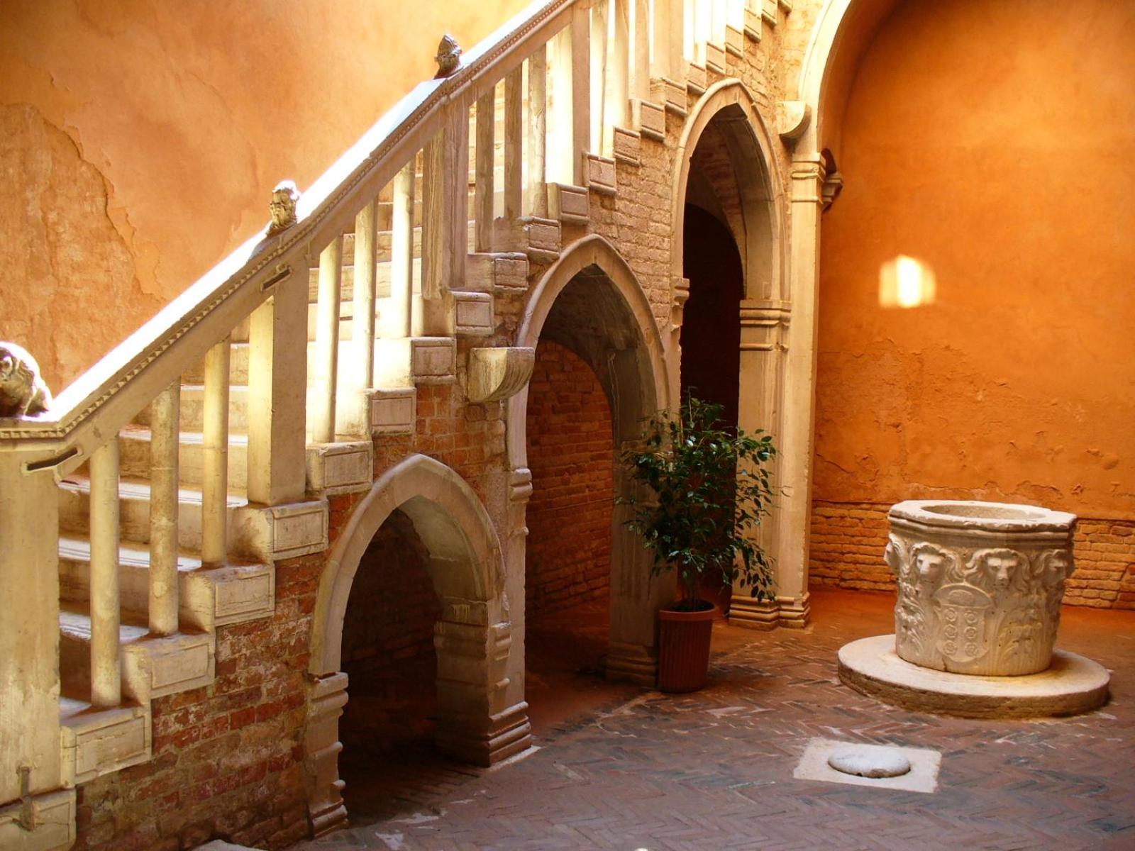A CASA DI PEPLIS