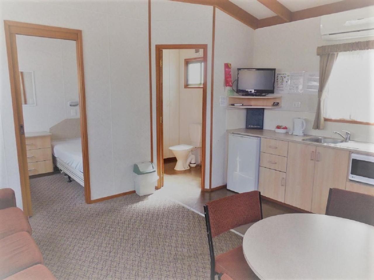 Golden Country Motel and Caravan Park