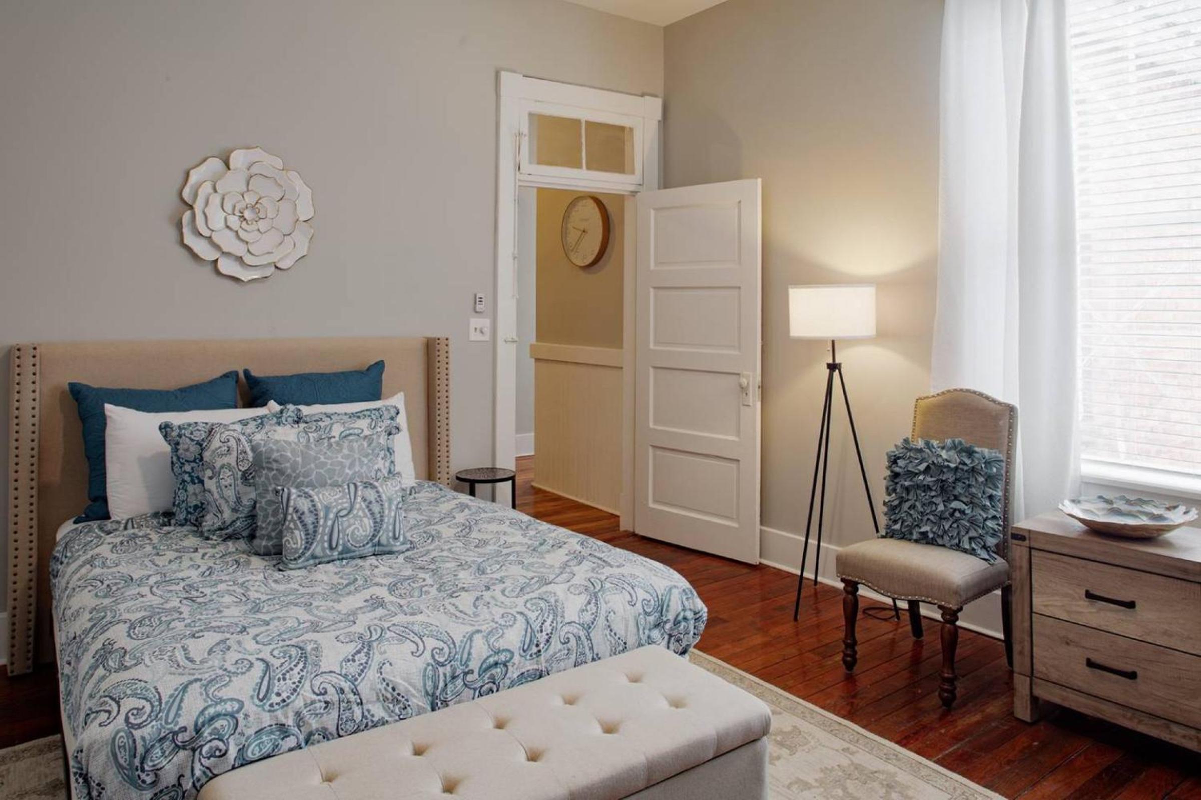 414B Waldburg st · 2 Bedroom Oasis near Forsyth Park view 3