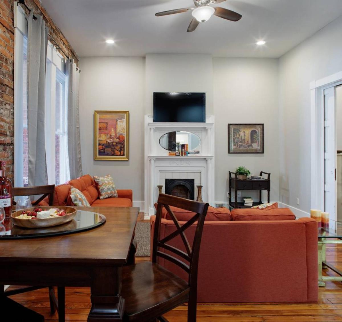 416A Waldburg st · Newly Renovated 1920's Historic District Apt view 3