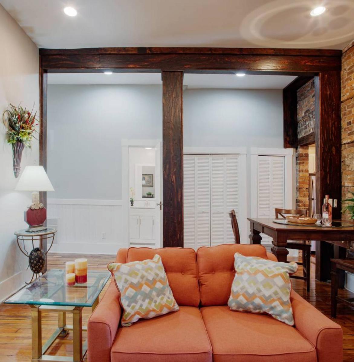 416A Waldburg st · Newly Renovated 1920's Historic District Apt view 4