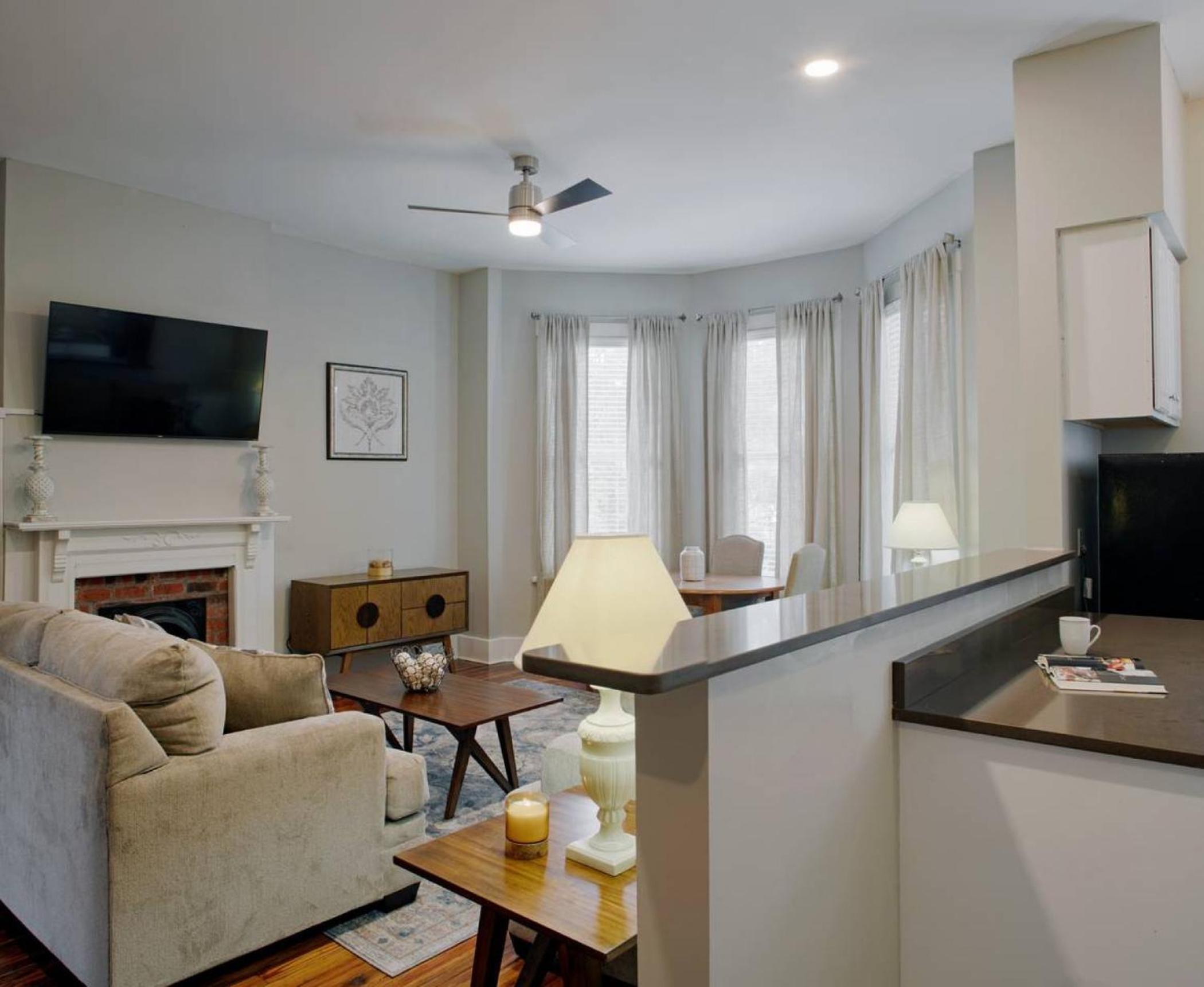 414B Waldburg st · 2 Bedroom Oasis near Forsyth Park view 5