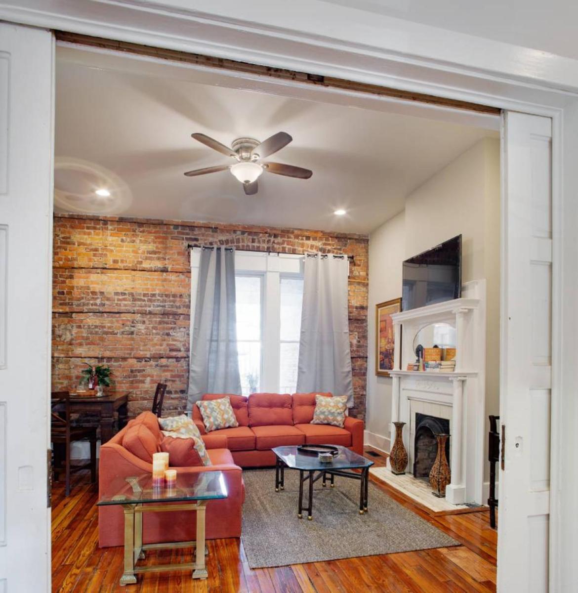 416A Waldburg st · Newly Renovated 1920's Historic District Apt view 5