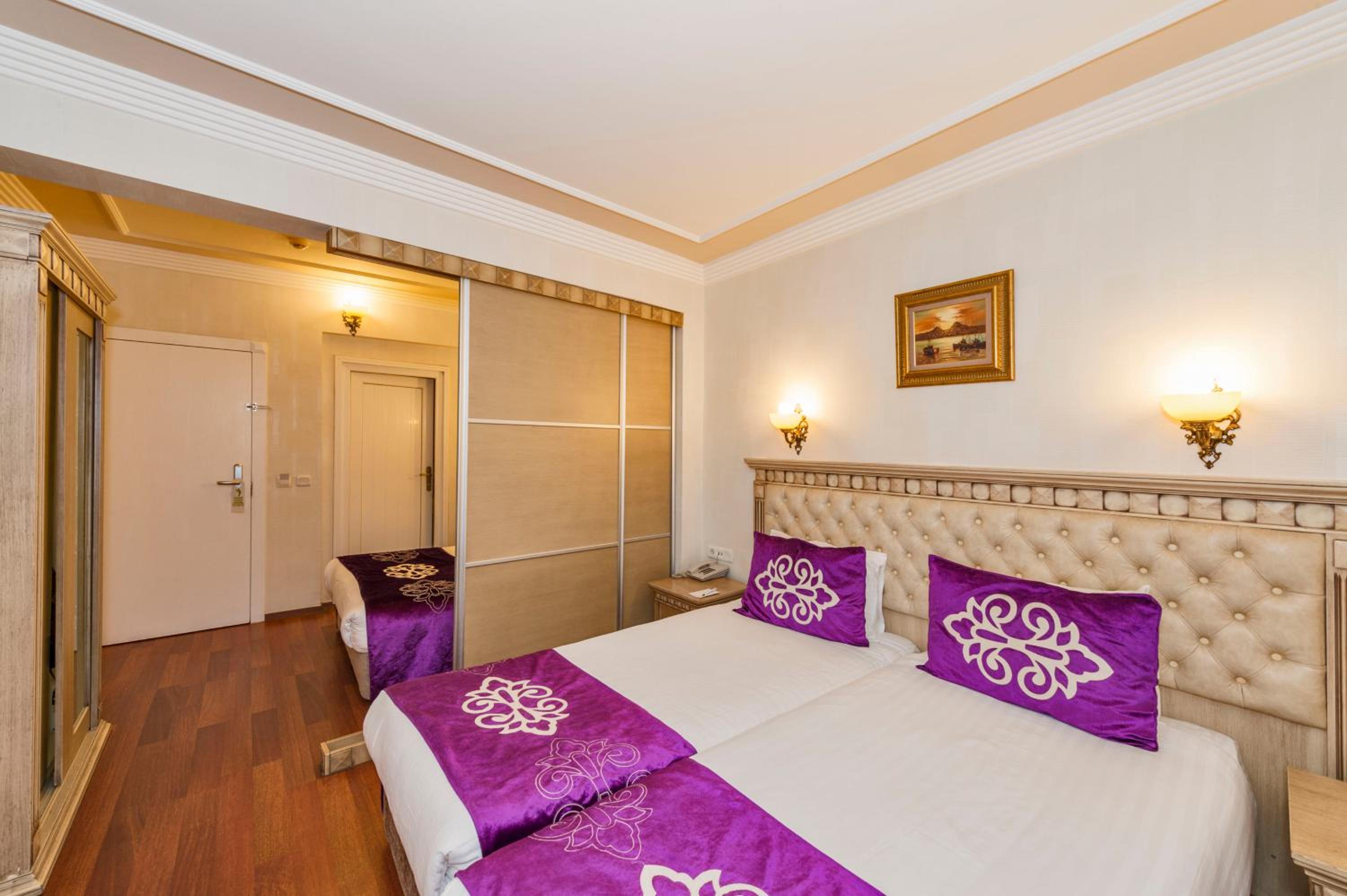 Istanbul Holiday Hotel - Image 23
