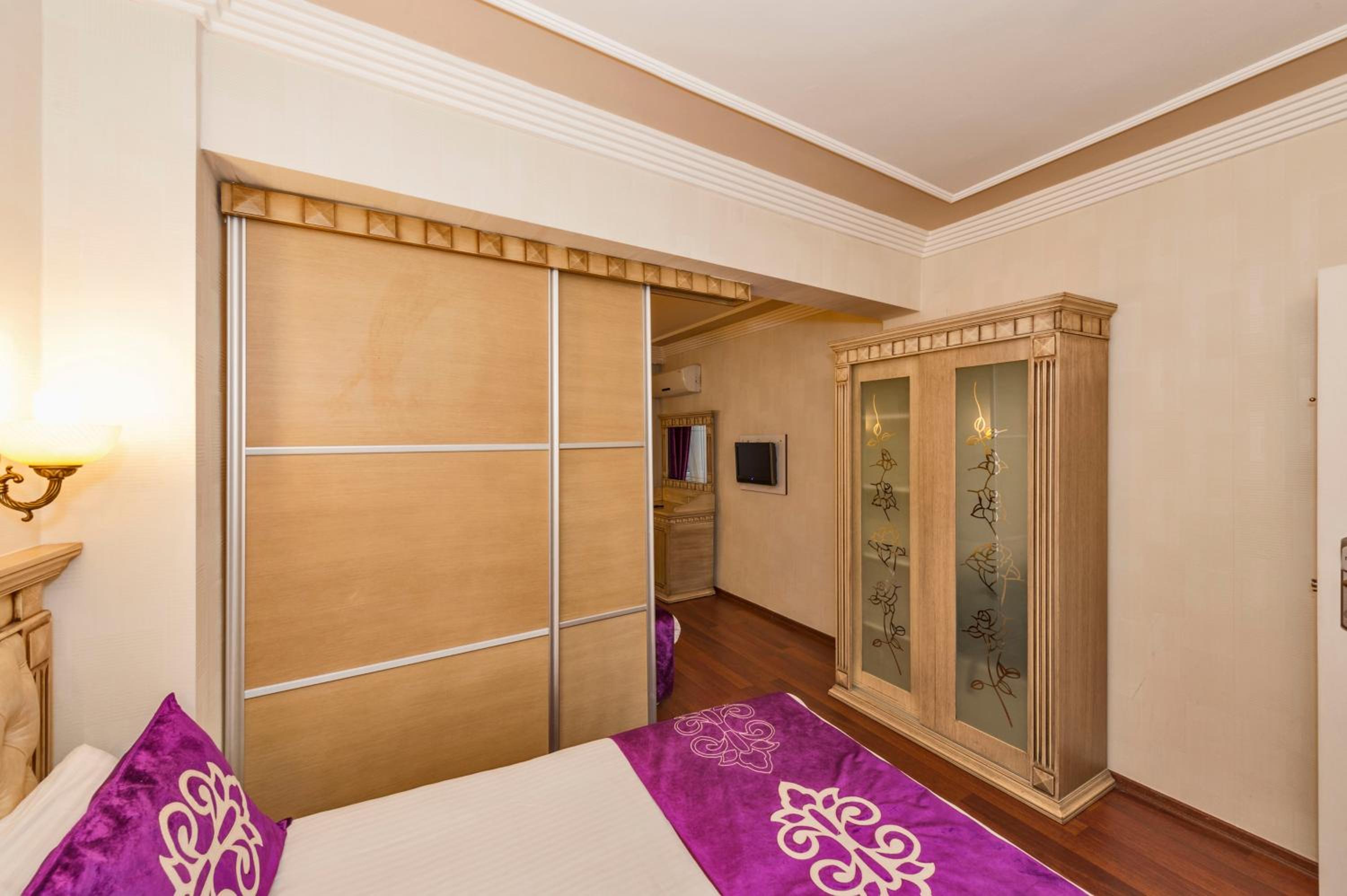 Istanbul Holiday Hotel - Image 25