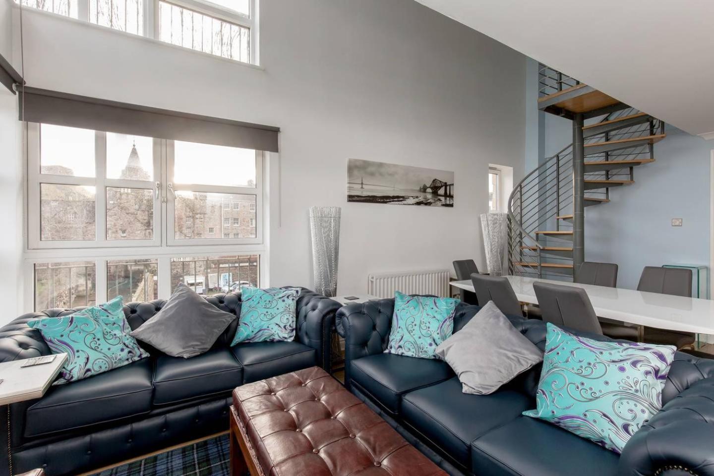 JOIVY Stylish 3 bed, 3 bath flat with Balcony in Old Town view 2