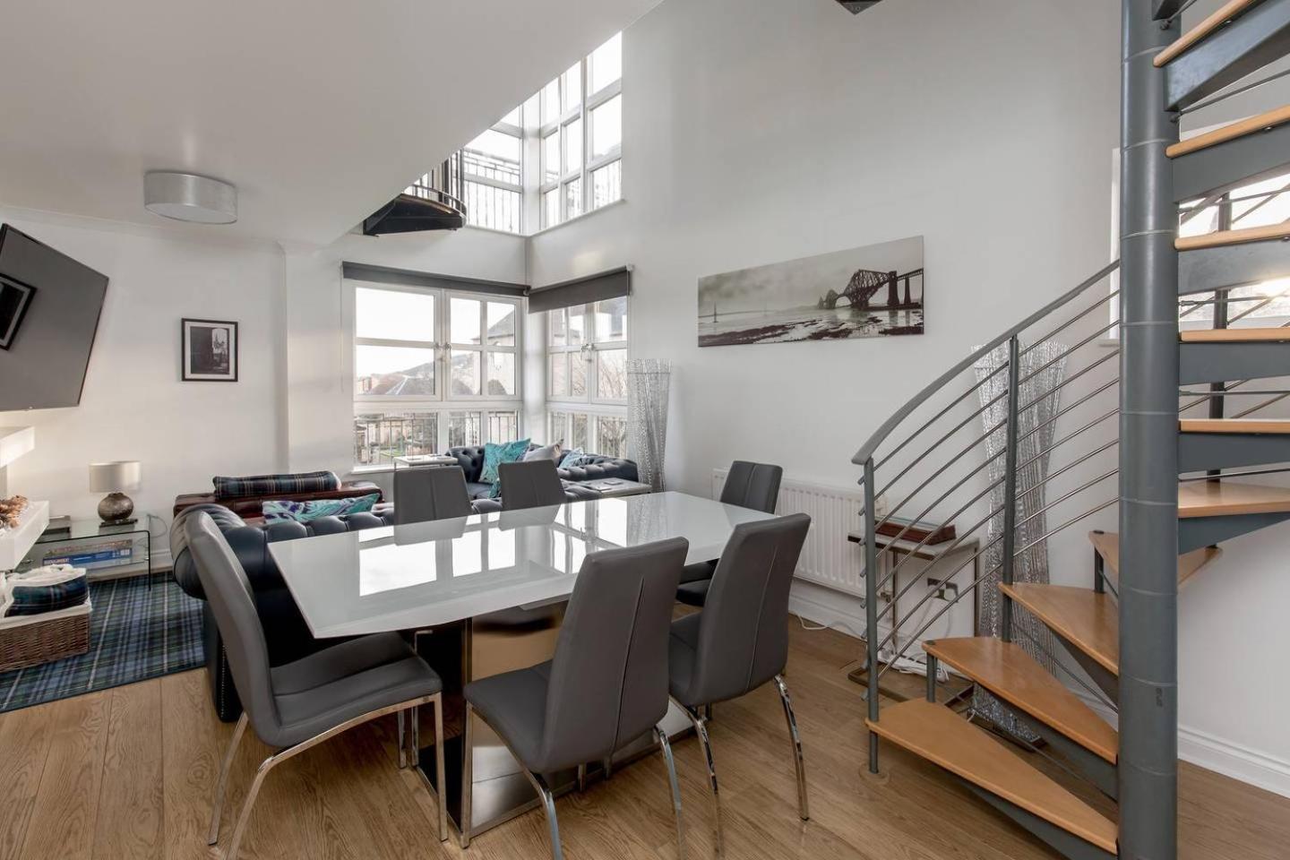 JOIVY Stylish 3 bed, 3 bath flat with Balcony in Old Town view 4
