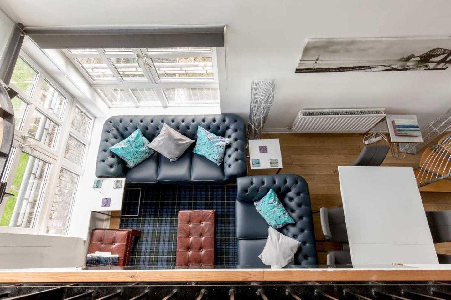JOIVY Stylish 3 bed, 3 bath flat with Balcony in Old Town view 3