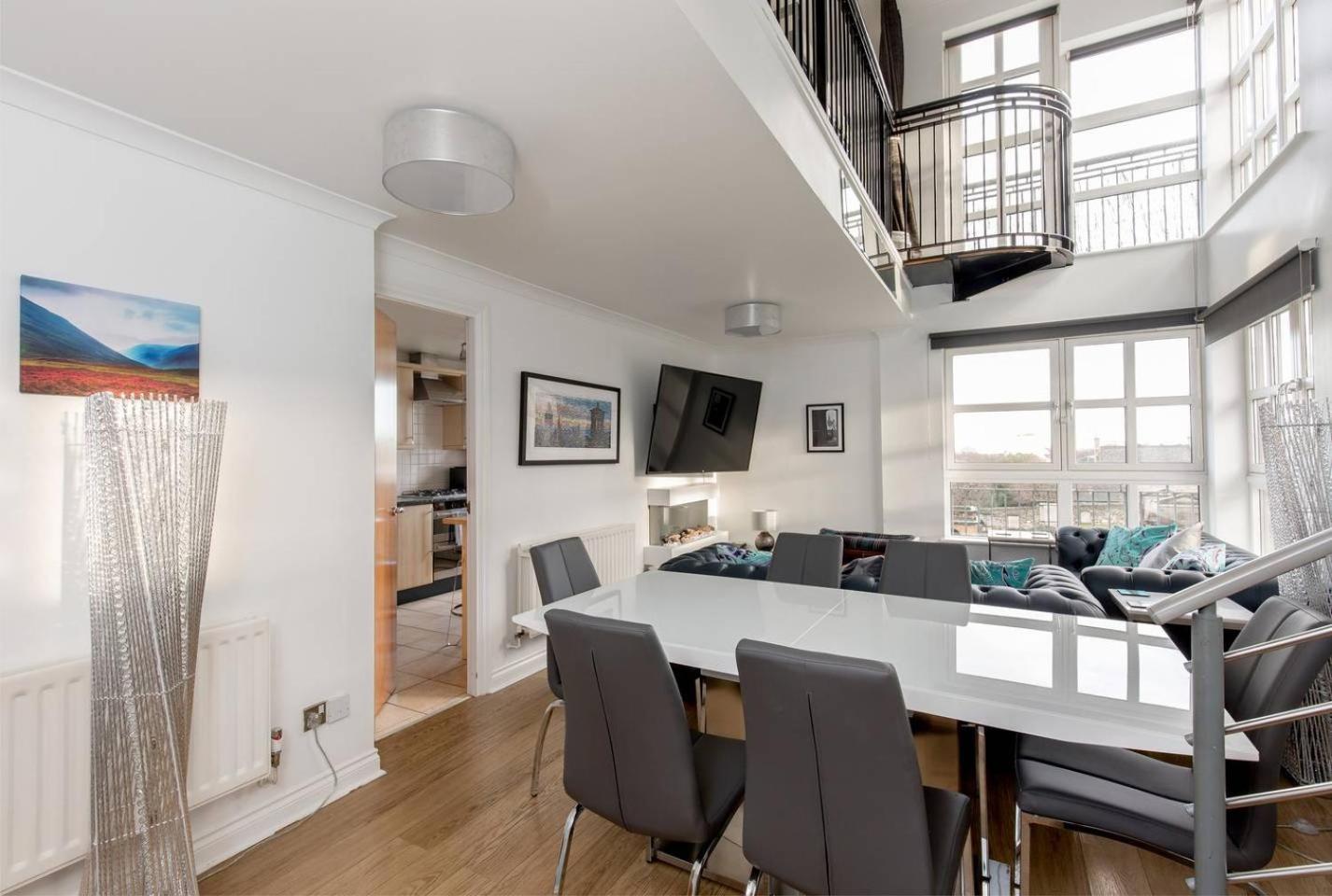 JOIVY Stylish 3 bed, 3 bath flat with Balcony in Old Town view 5