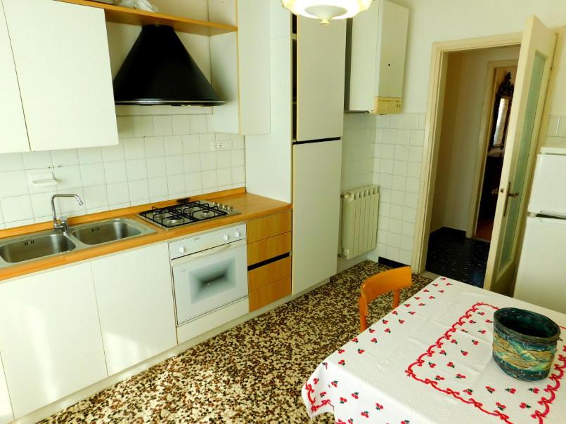 silent apartment, levanto view 5