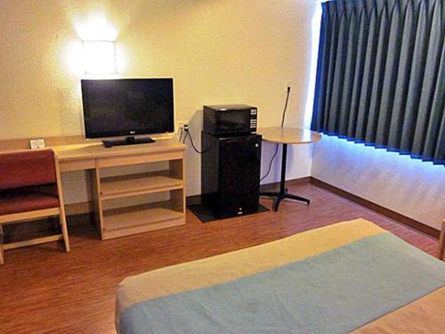 Kokomo Vacations - Motel 6-Kokomo, IN - Property Image 3