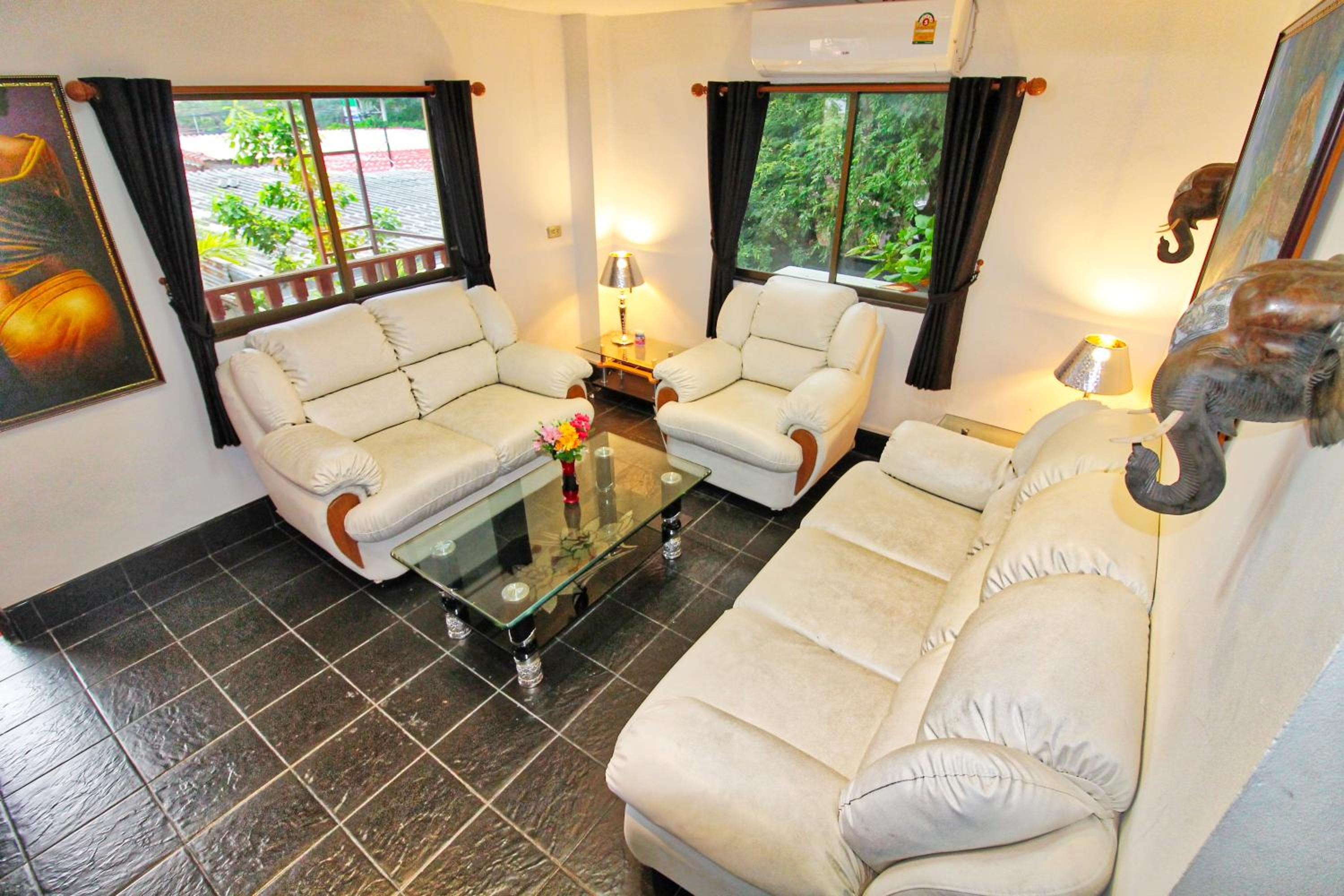 Phratamnak Inn - 100 meter from Beach view 2