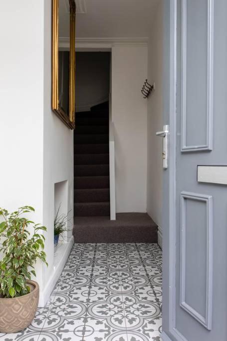 Beautiful Two Bed Mumbles Flat - with parking space view 2