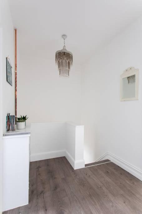 Beautiful Two Bed Mumbles Flat - with parking space view 3