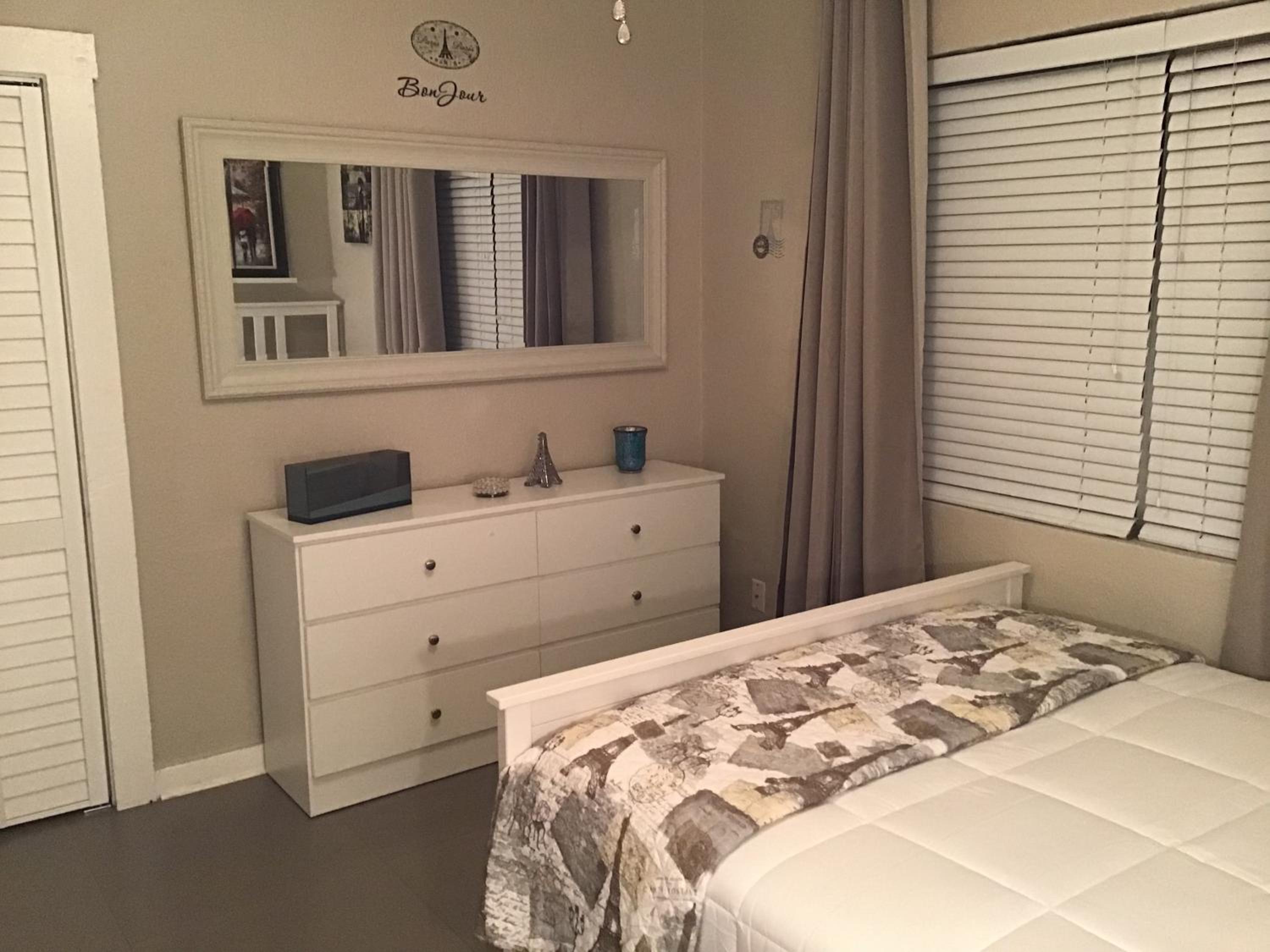 Modern 3/1 house close to Beaches and Midtown