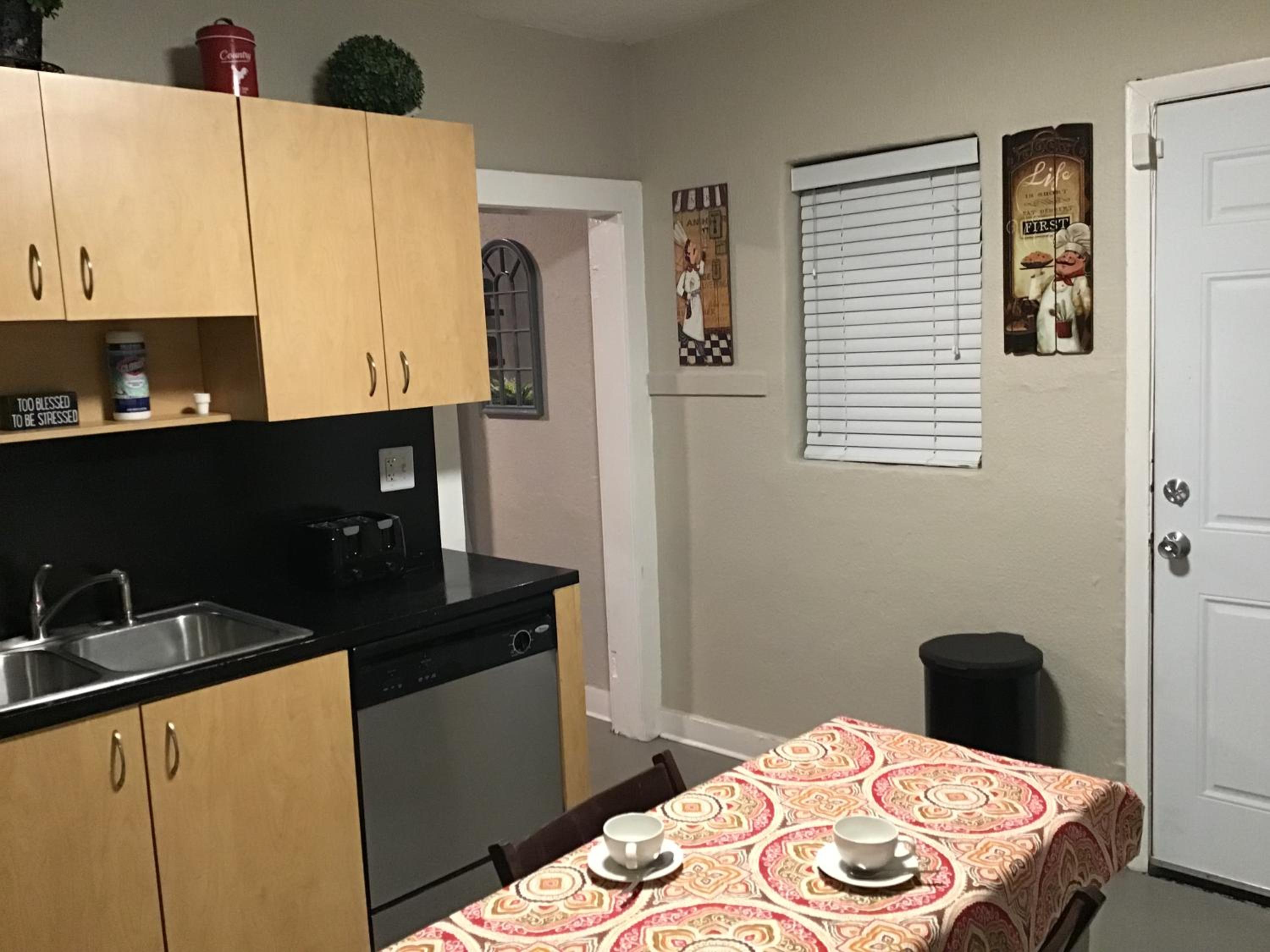 Modern 3/1 house close to Beaches and Midtown