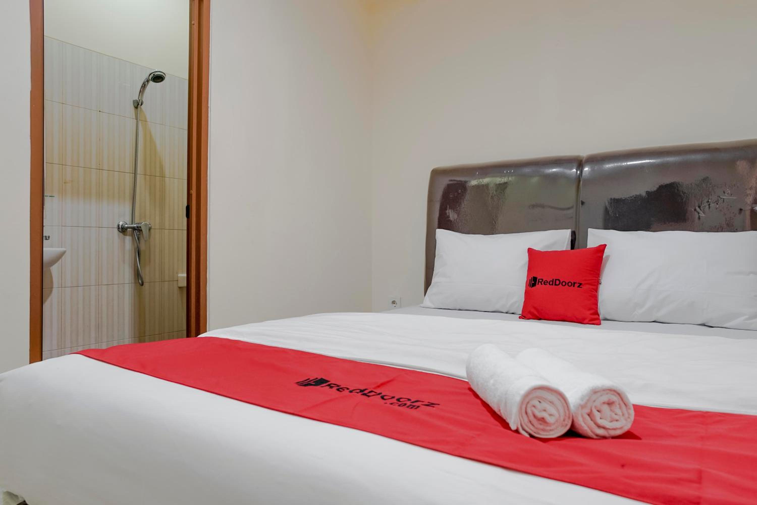 RedDoorz @ Jalan Biak Roxy Jakarta