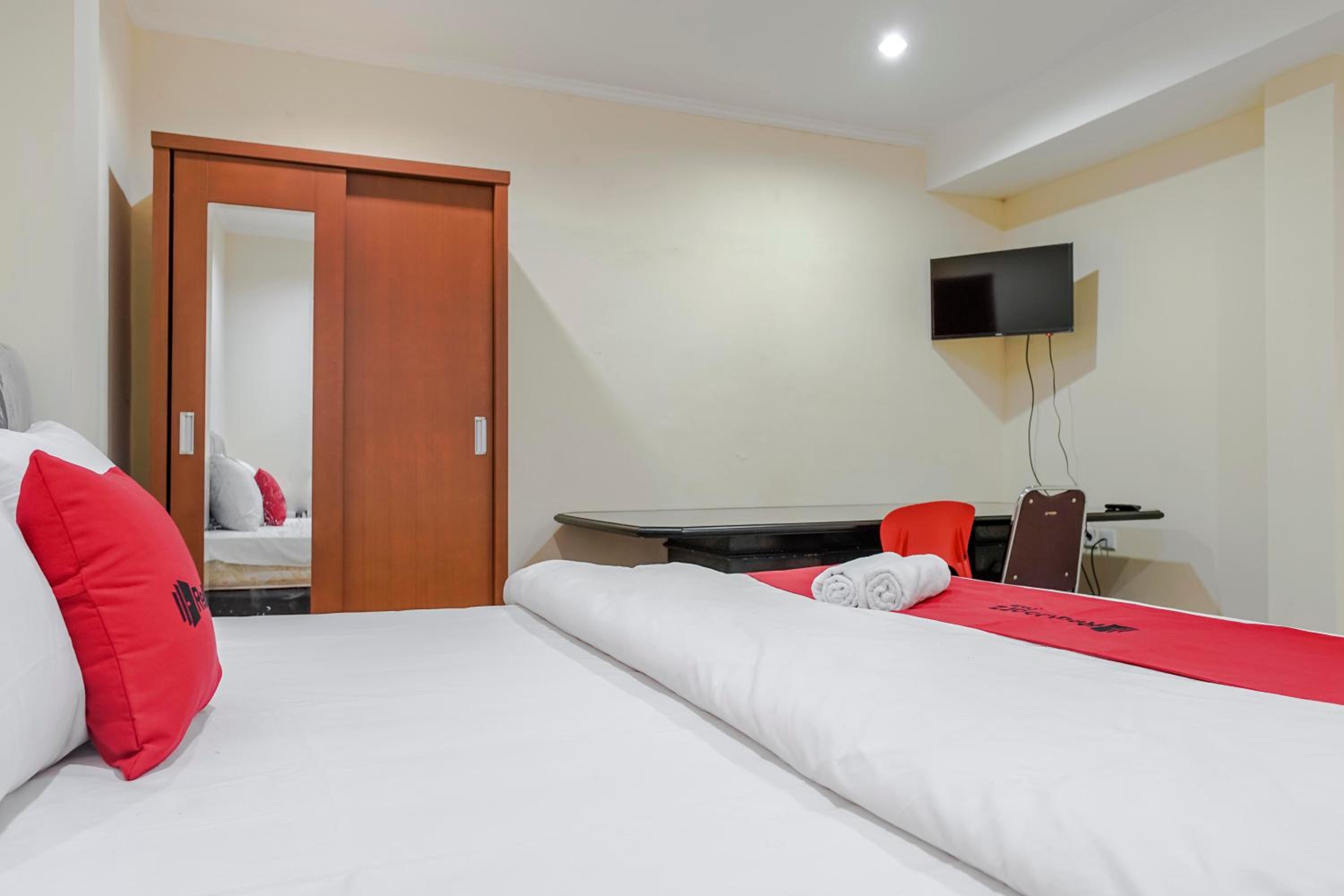 RedDoorz @ Jalan Biak Roxy Jakarta