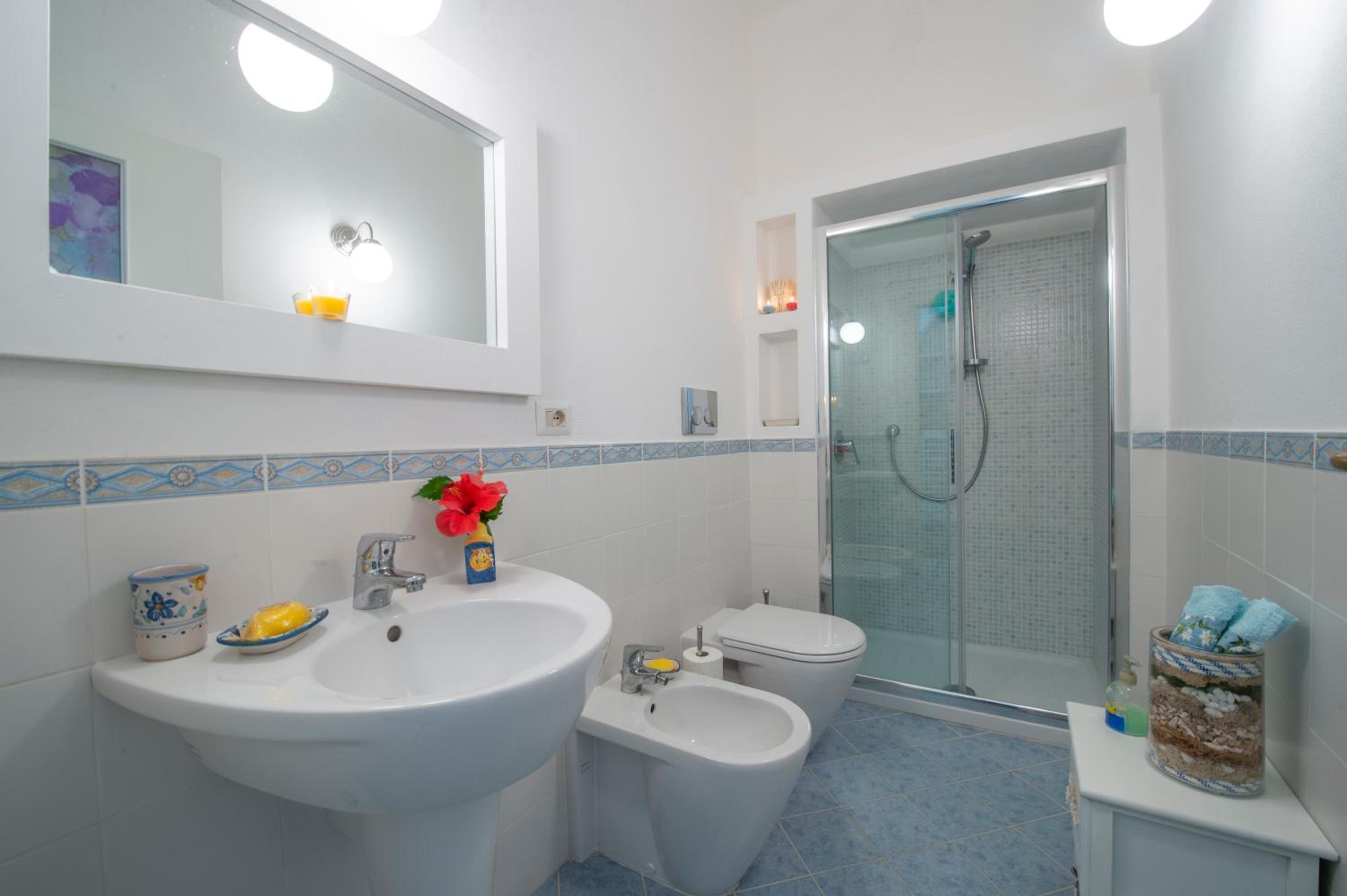 Hibiscus en Amalfi — bathroom