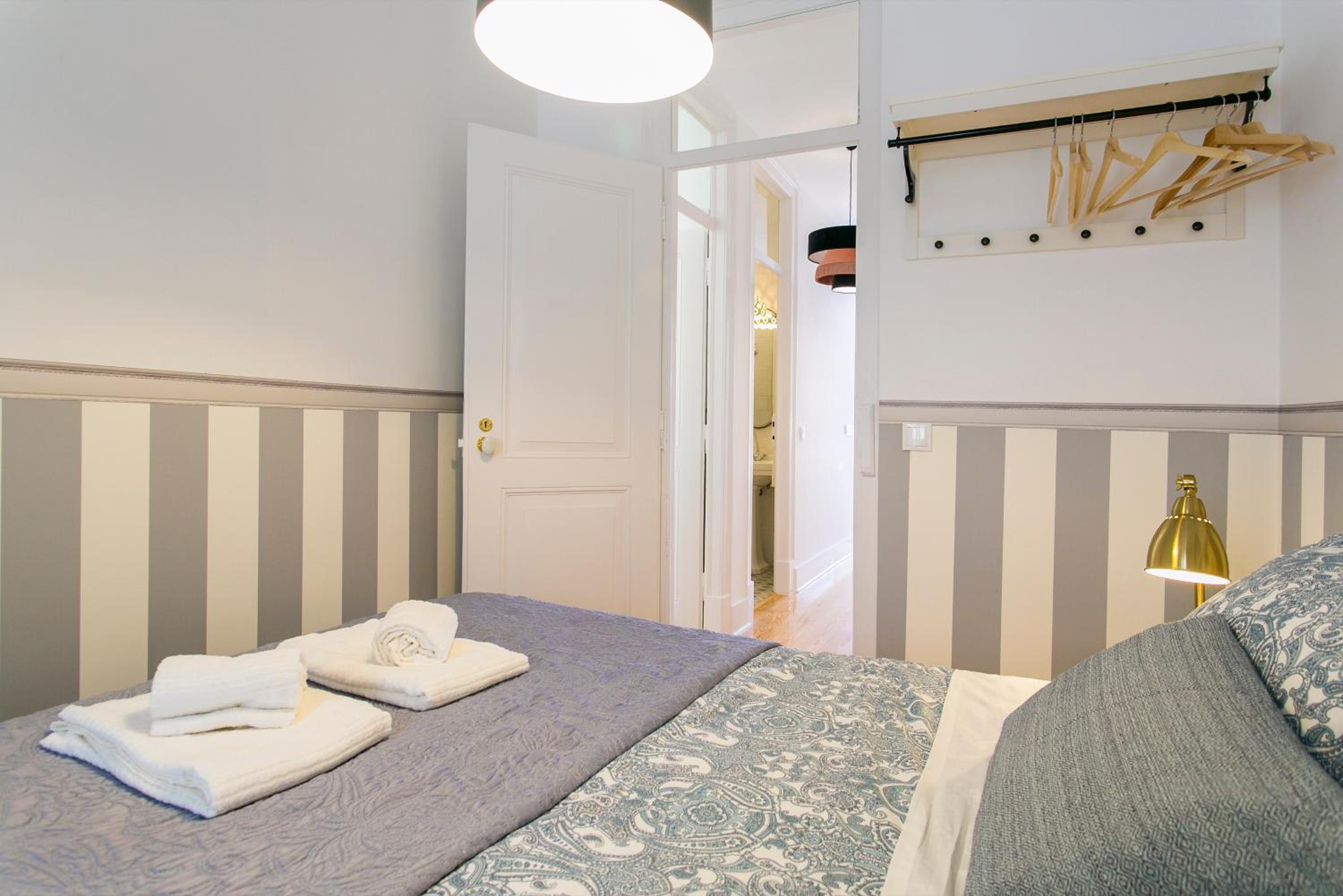 2 beautiful bdr upscale flat embracing Tejo! view 2