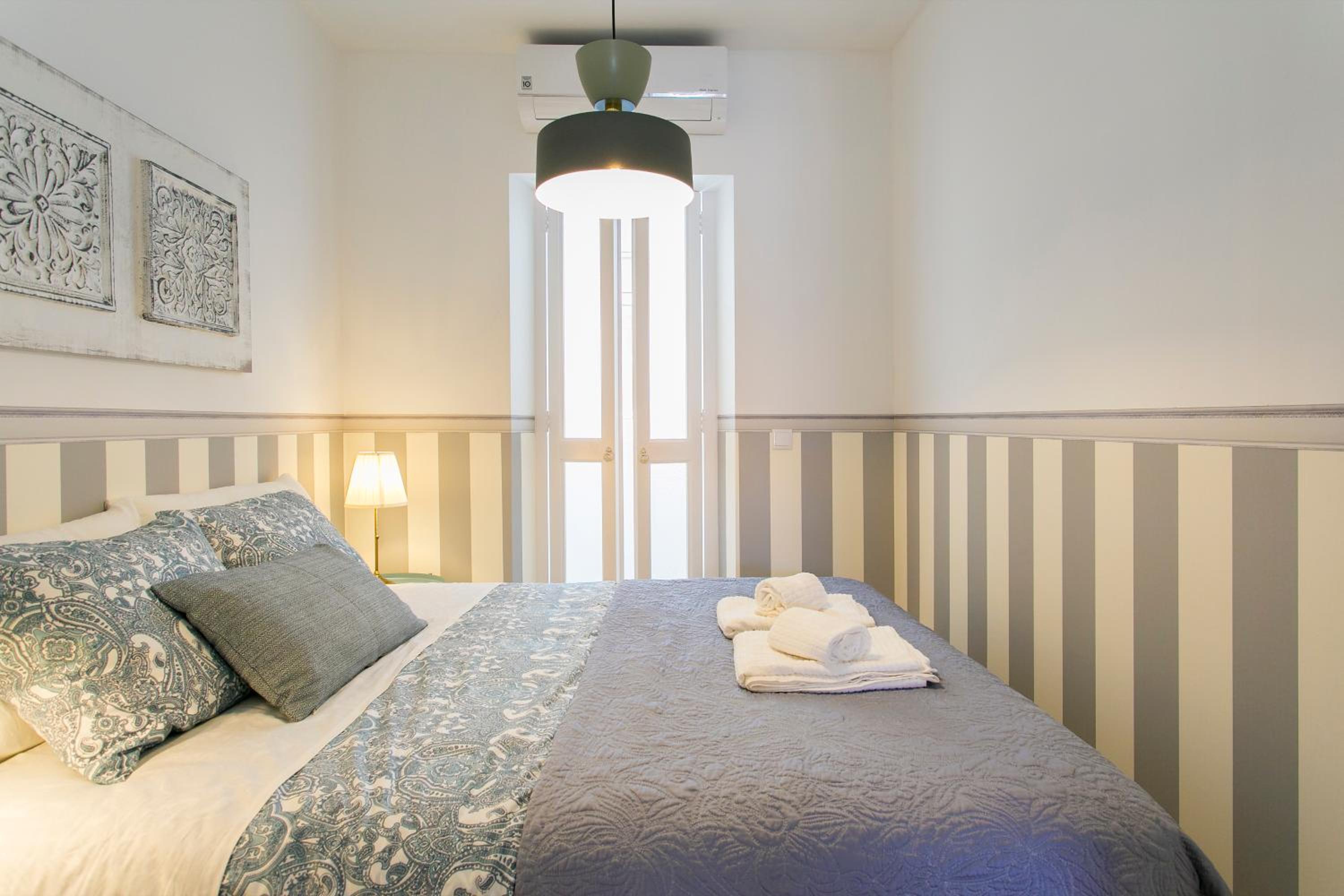 2 beautiful bdr upscale flat embracing Tejo! view 4