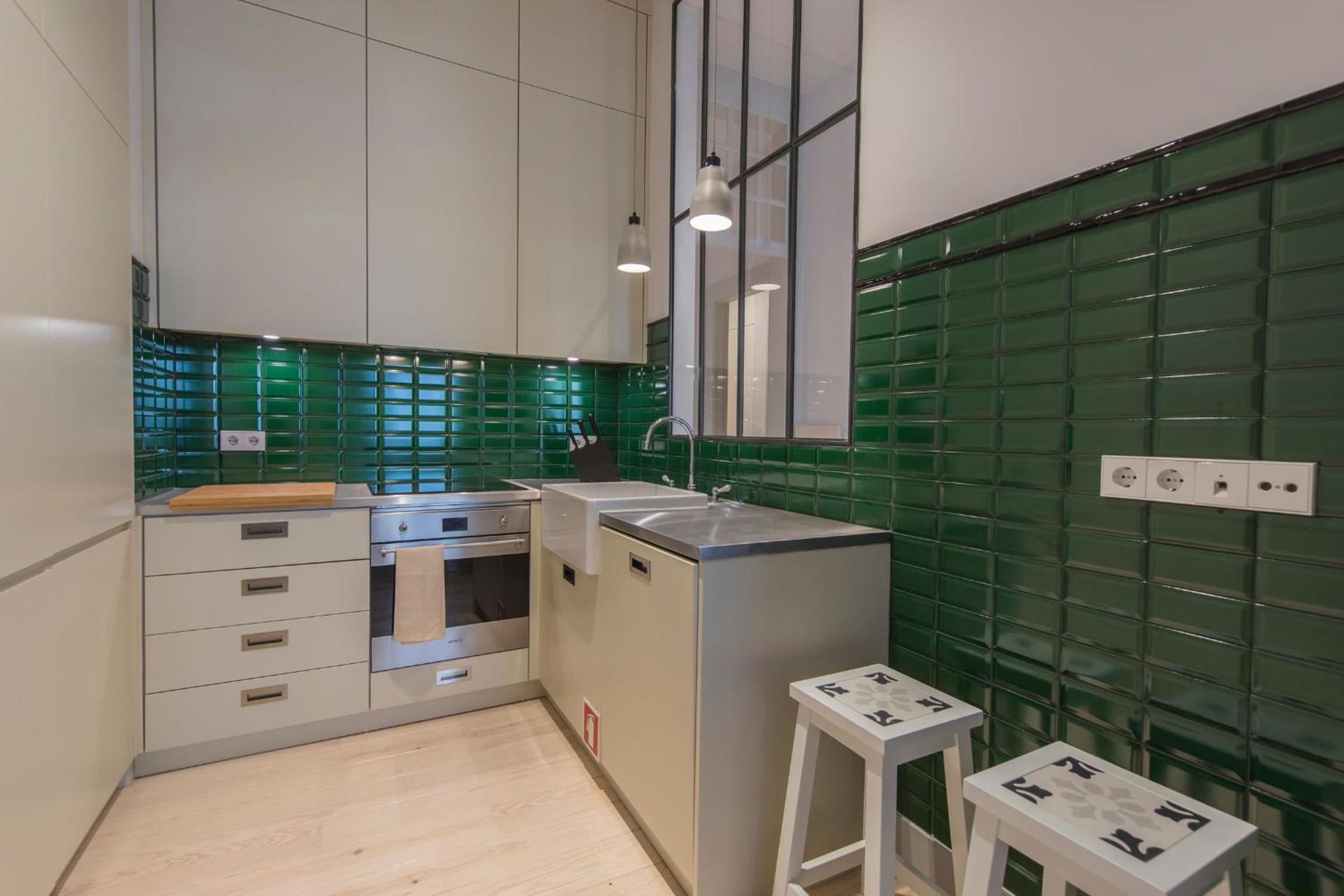 Charming 3 Bedroom Wonder Downtown by LovelyStay view 2