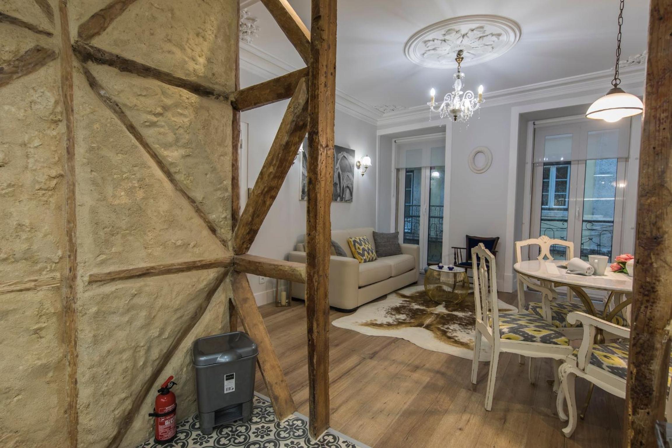 LovelyStay - Vintage Flat Near Santa Justa Elevator! view 4