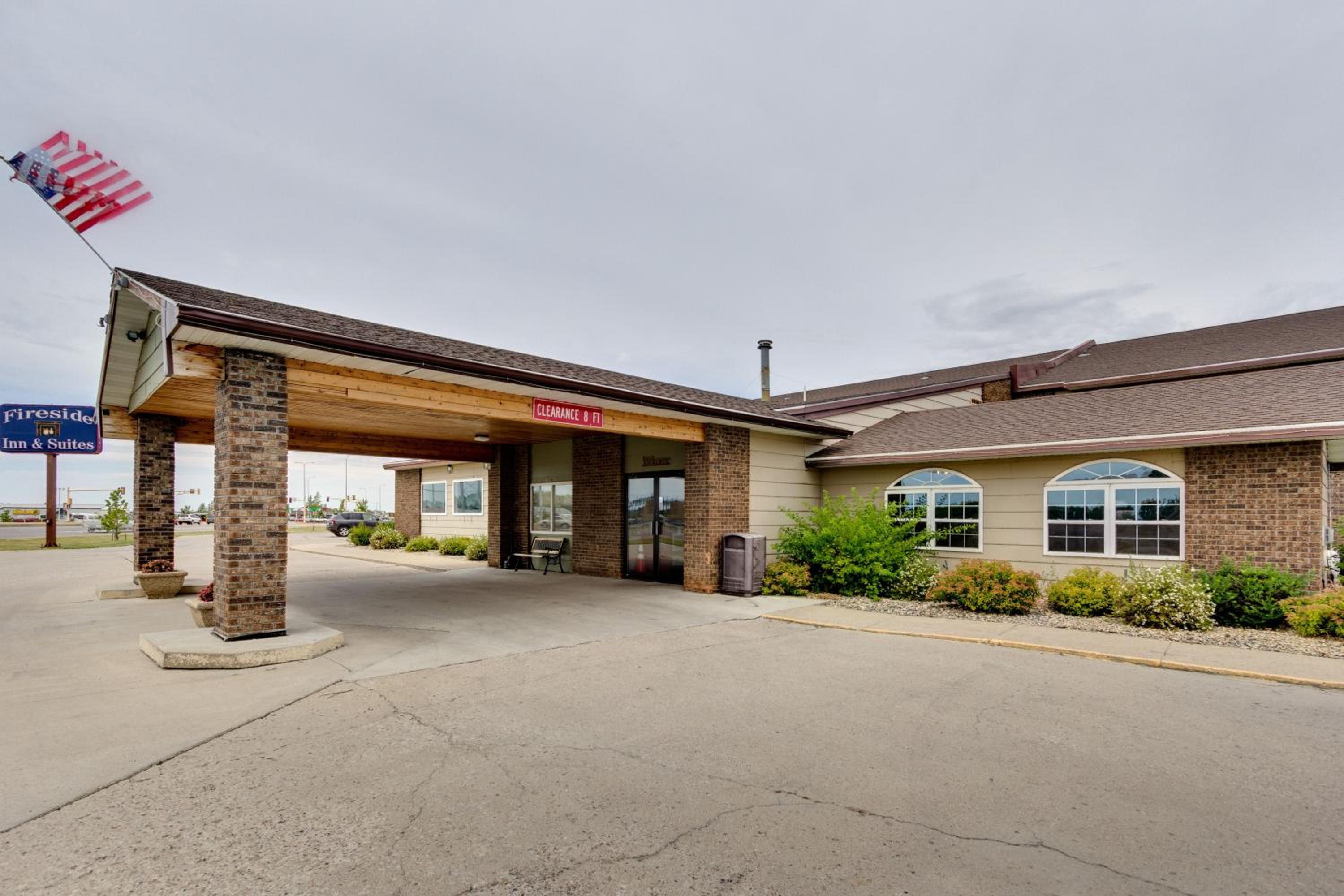 Hotel Fireside Inn and Suites - Image 1
