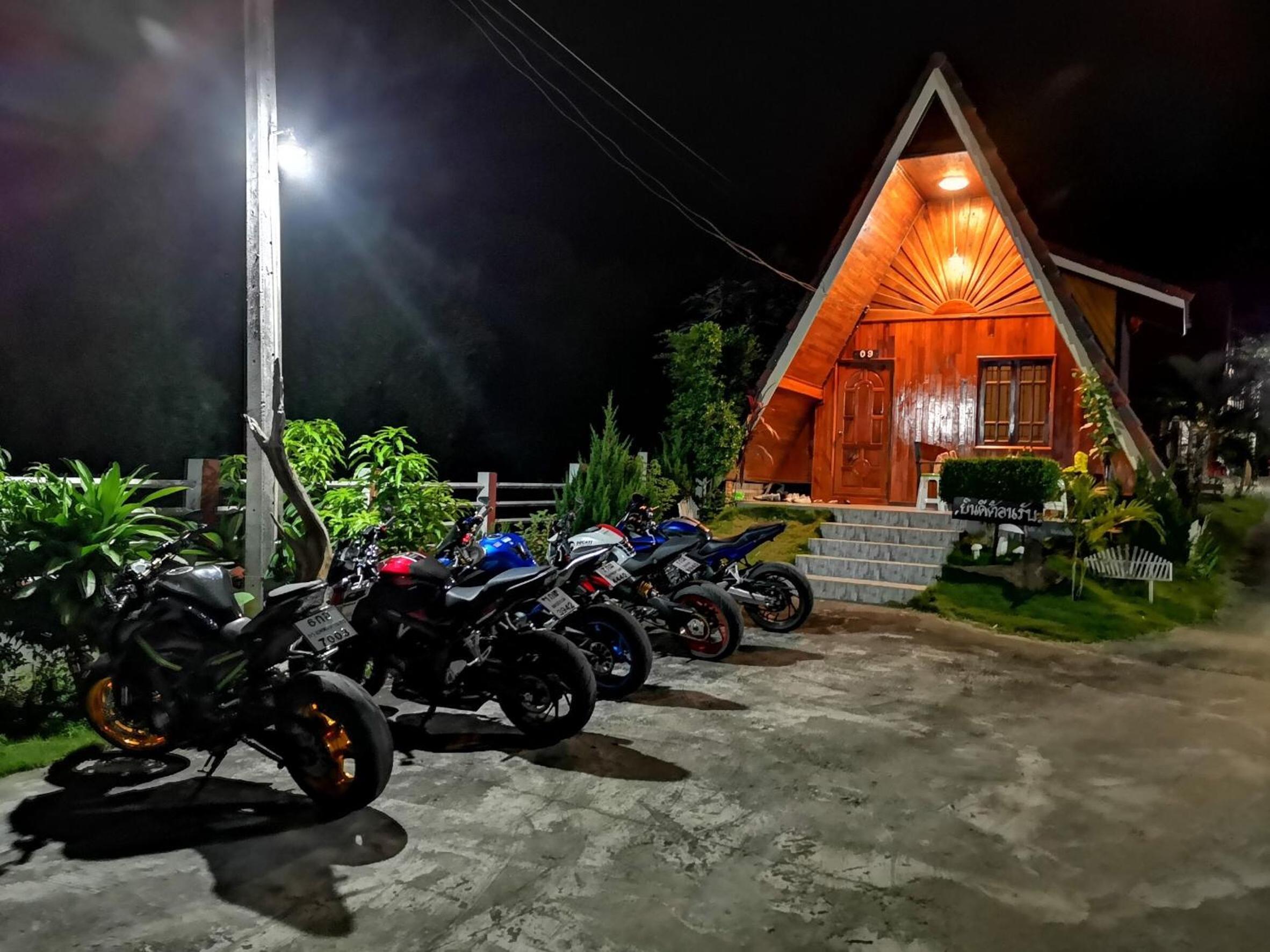 Bansuanphuhong Resort