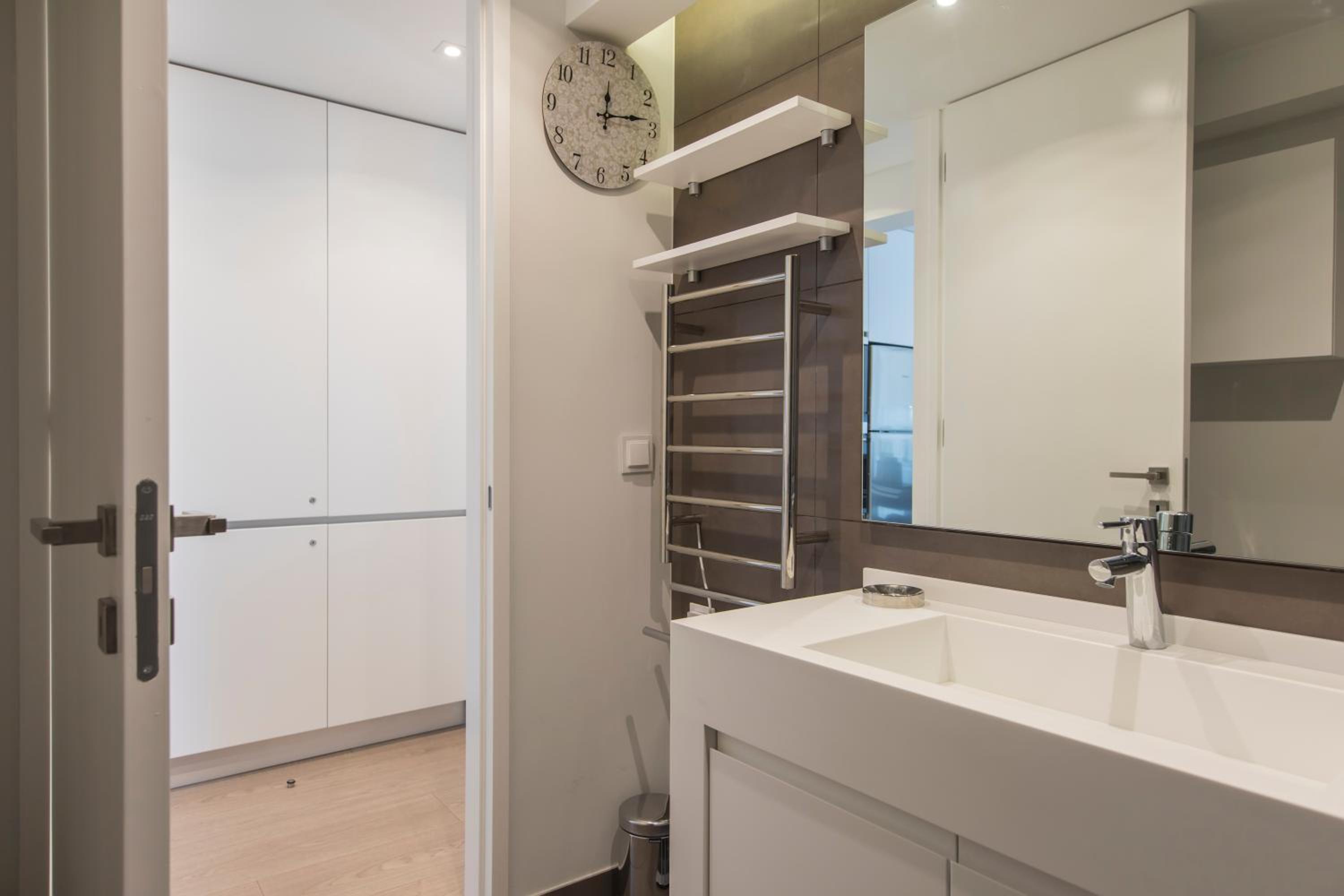 Modern Apartment with View near Castelo de São Jorge view 5