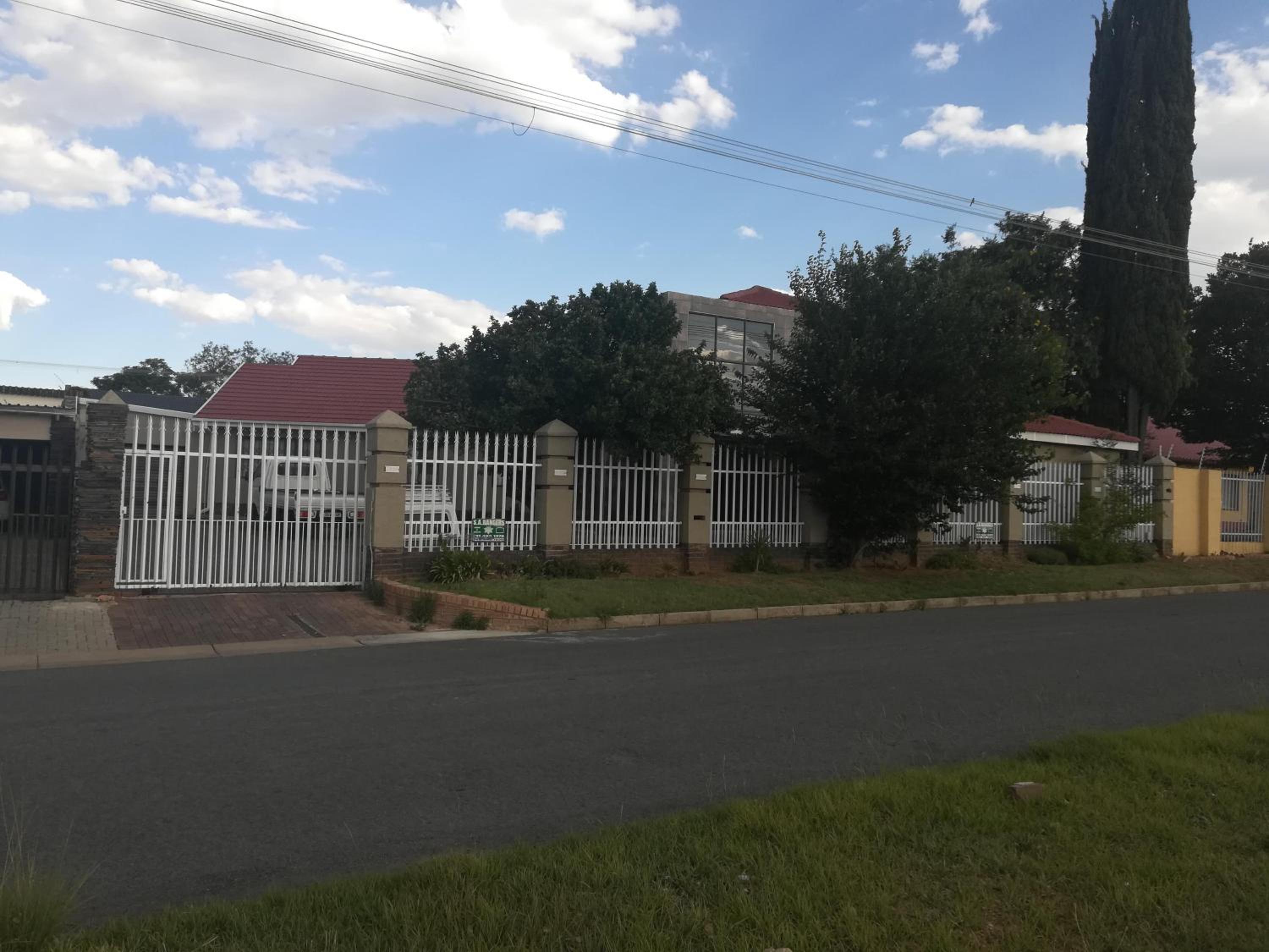 Lalela House Boutique Guesthouse - Free Wifi & Secure Parking