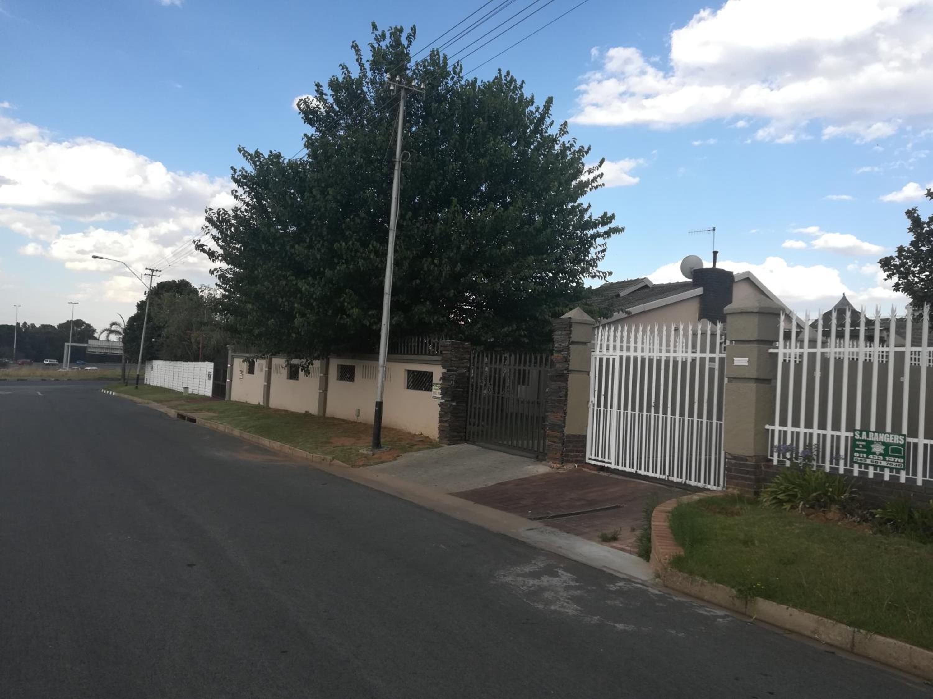 Lalela House Boutique Guesthouse - Free Wifi & Secure Parking