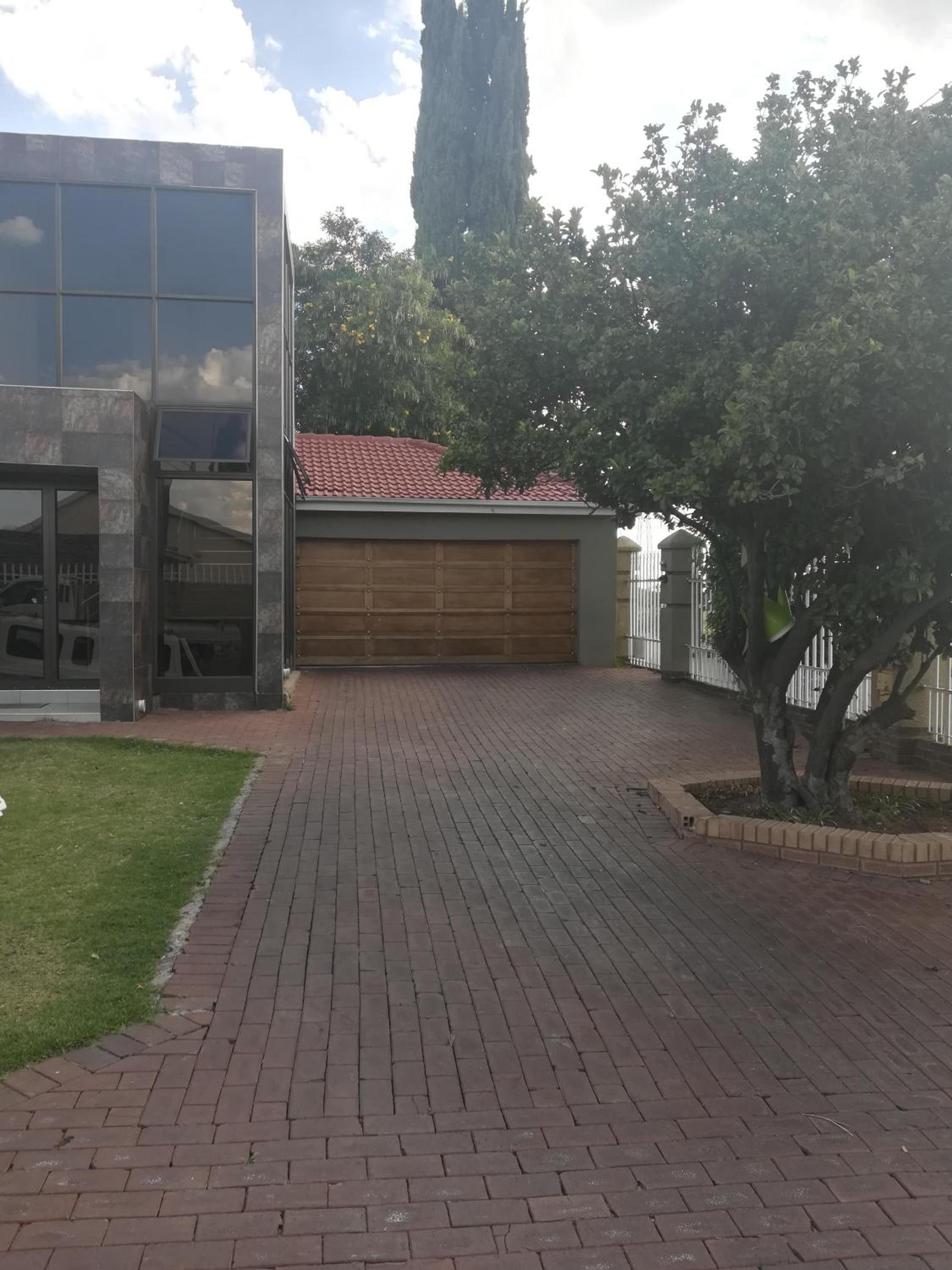 Lalela House Boutique Guesthouse - Free Wifi & Secure Parking