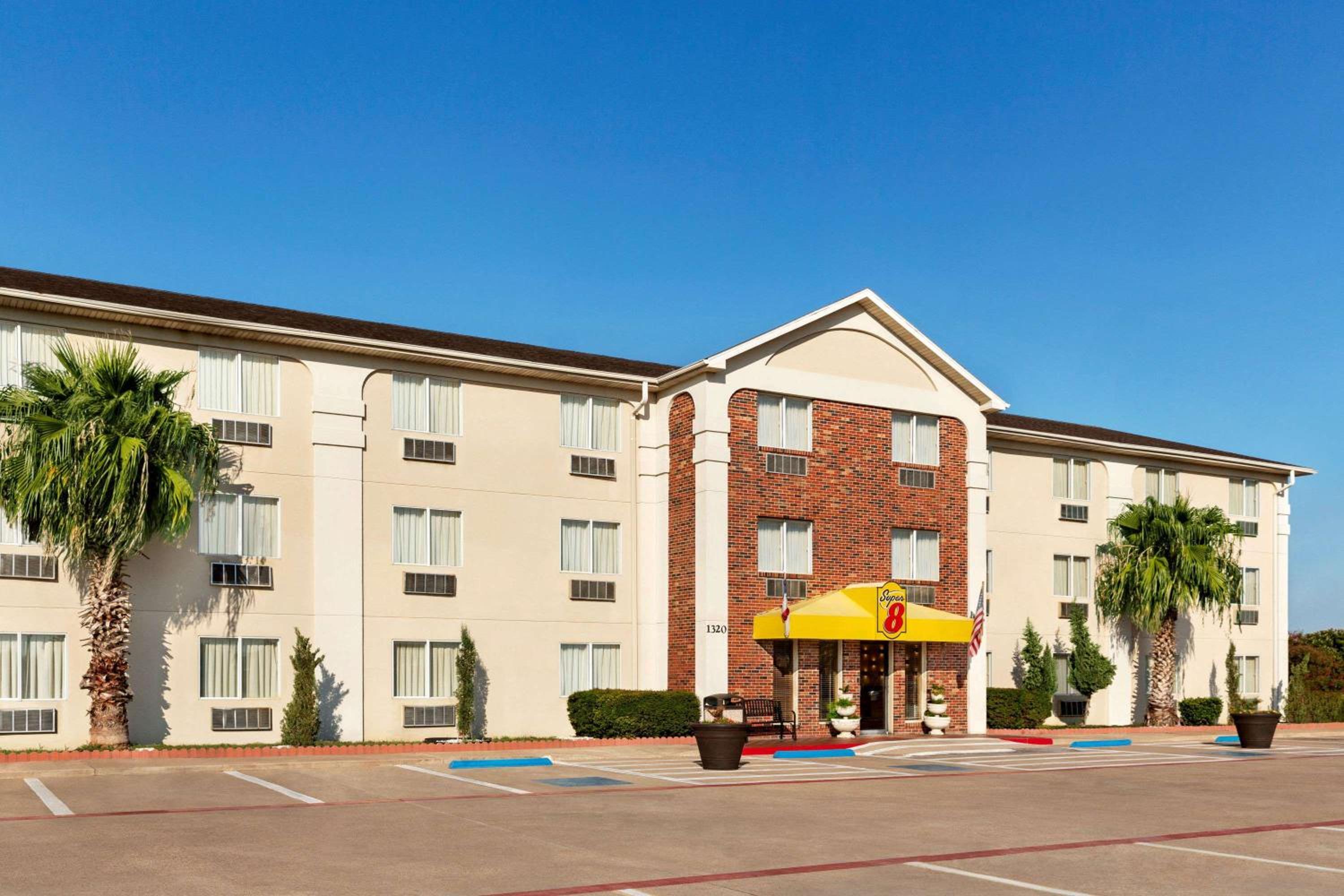 Hotel Super 8 by Wyndham Waco University Area - Image 1